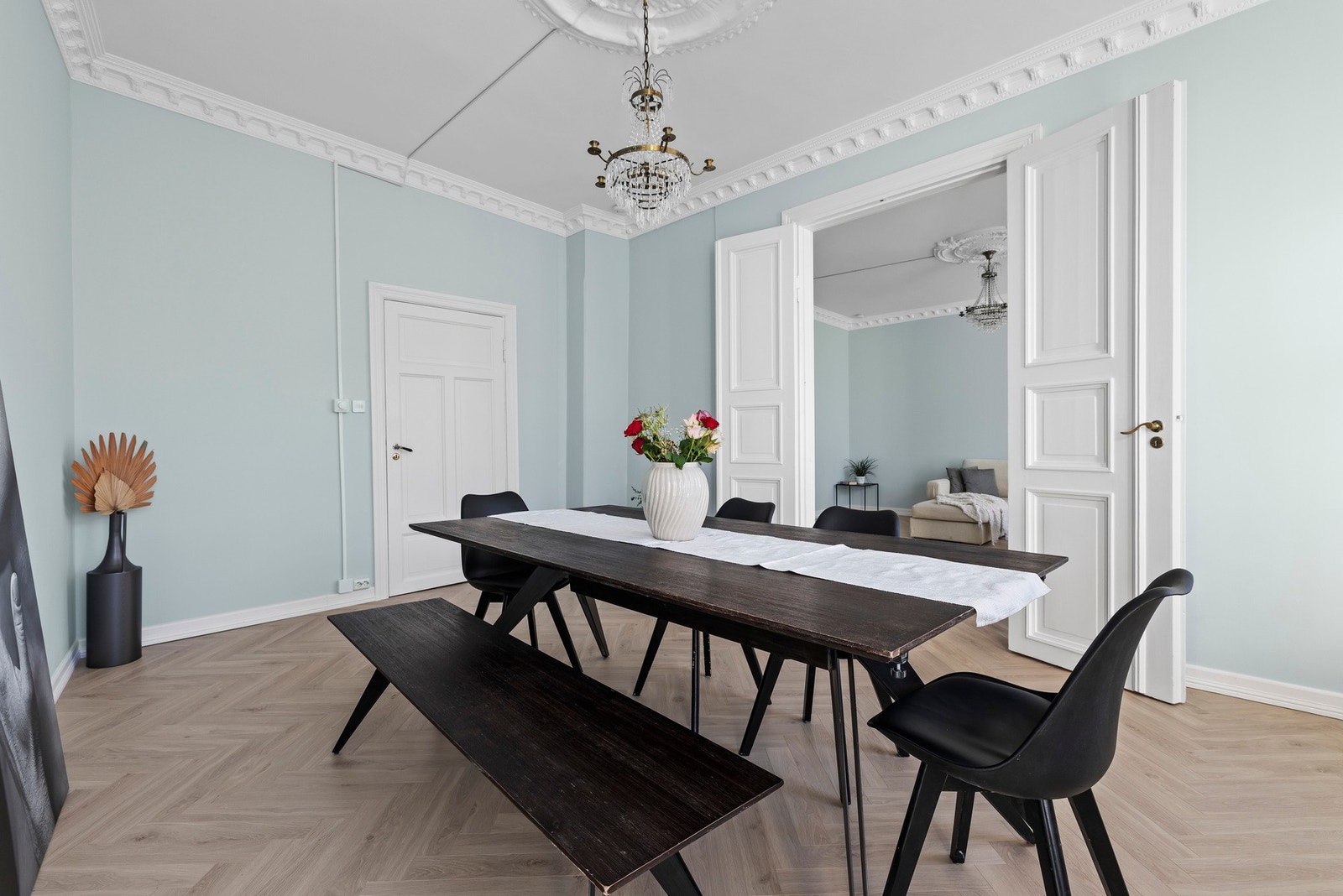 Det er enkel adkomst fra kjøkkenet til spisestuen. Galleribilde