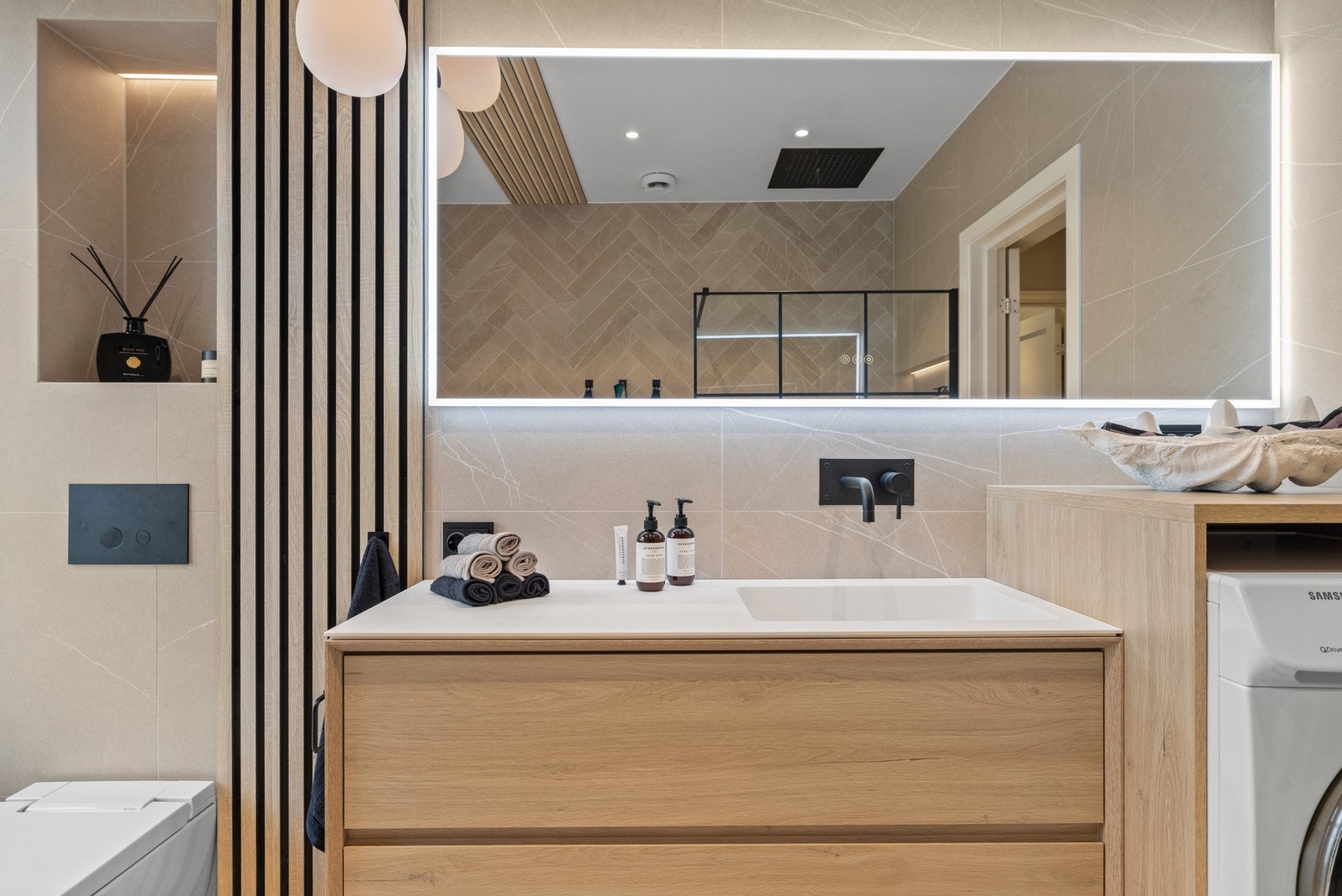 Over servanten er det montert speil med belysning. Galleribilde