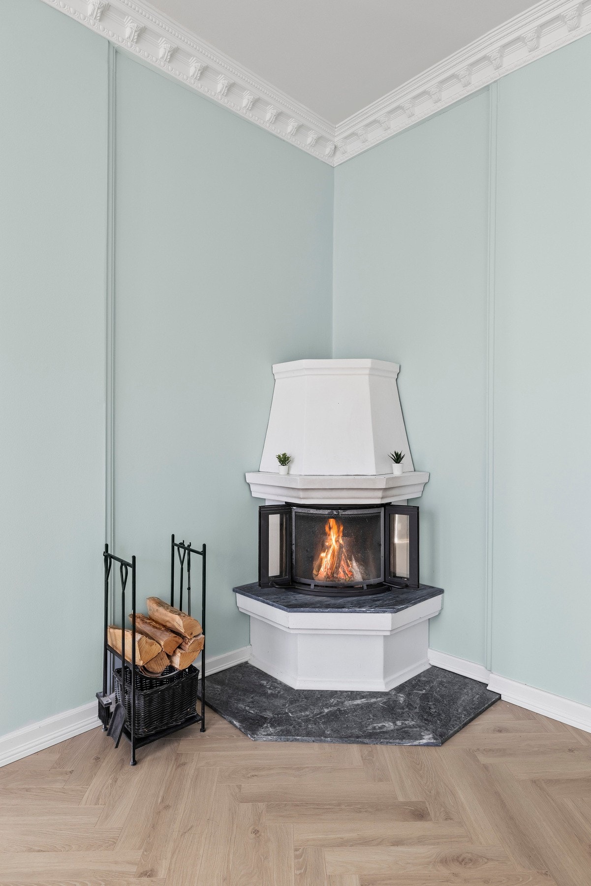 I stuen er det montert peis, som gir mulighet for lun varme fra vedfyring i den kalde årstiden. Galleribilde