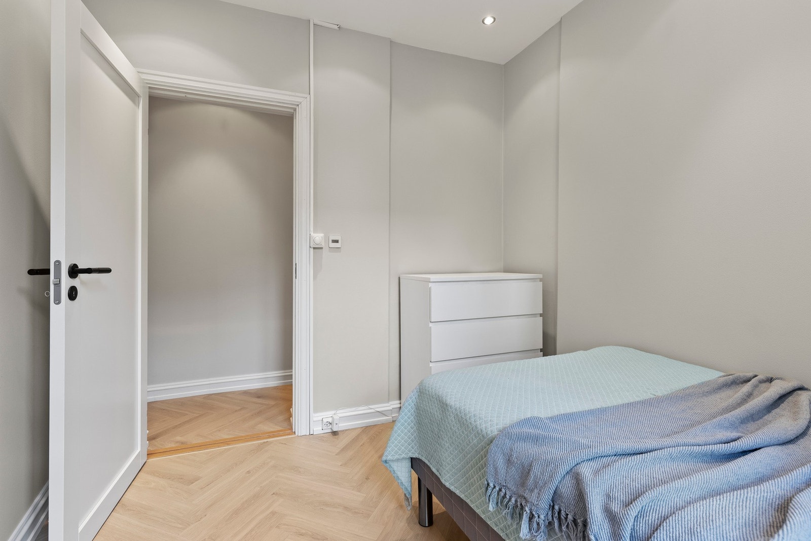 Soverommene har god plass til seng og ulikt soveromsmøblement mm. Galleribilde