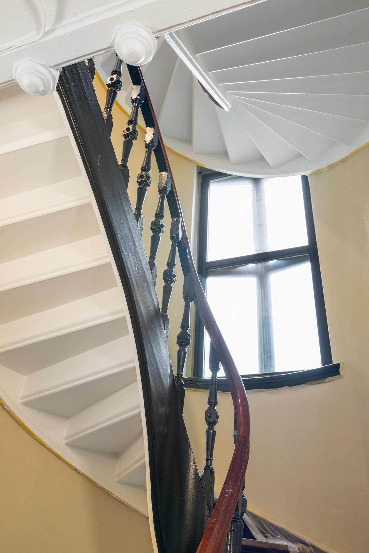 Det felles trappeløpet har lekre, klassiske detaljer. Galleribilde