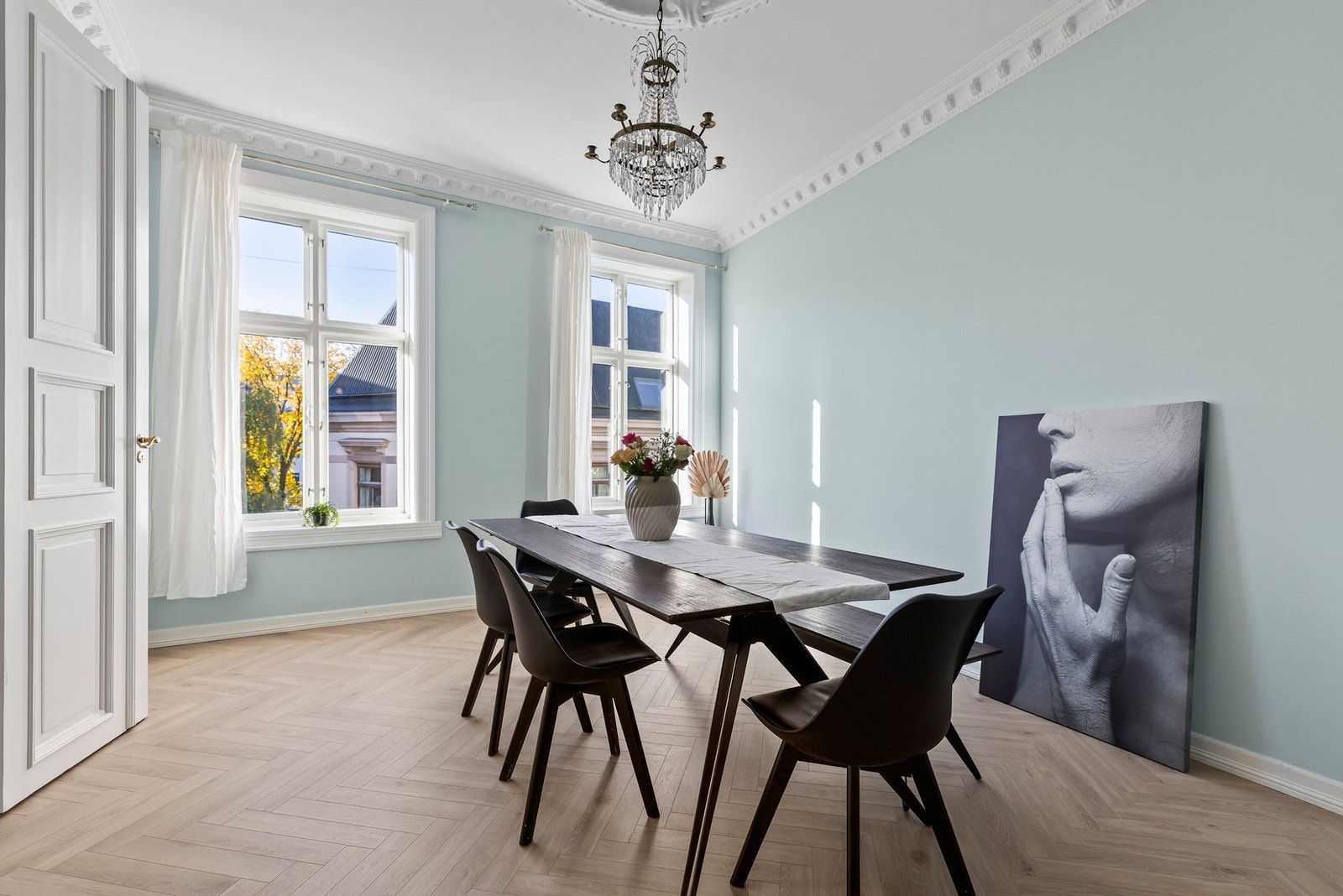 Spisestuen har plass til et romslig spisebord hvor det kan inviteres til hyggelige samlinger med familie og gode venner. Galleribilde