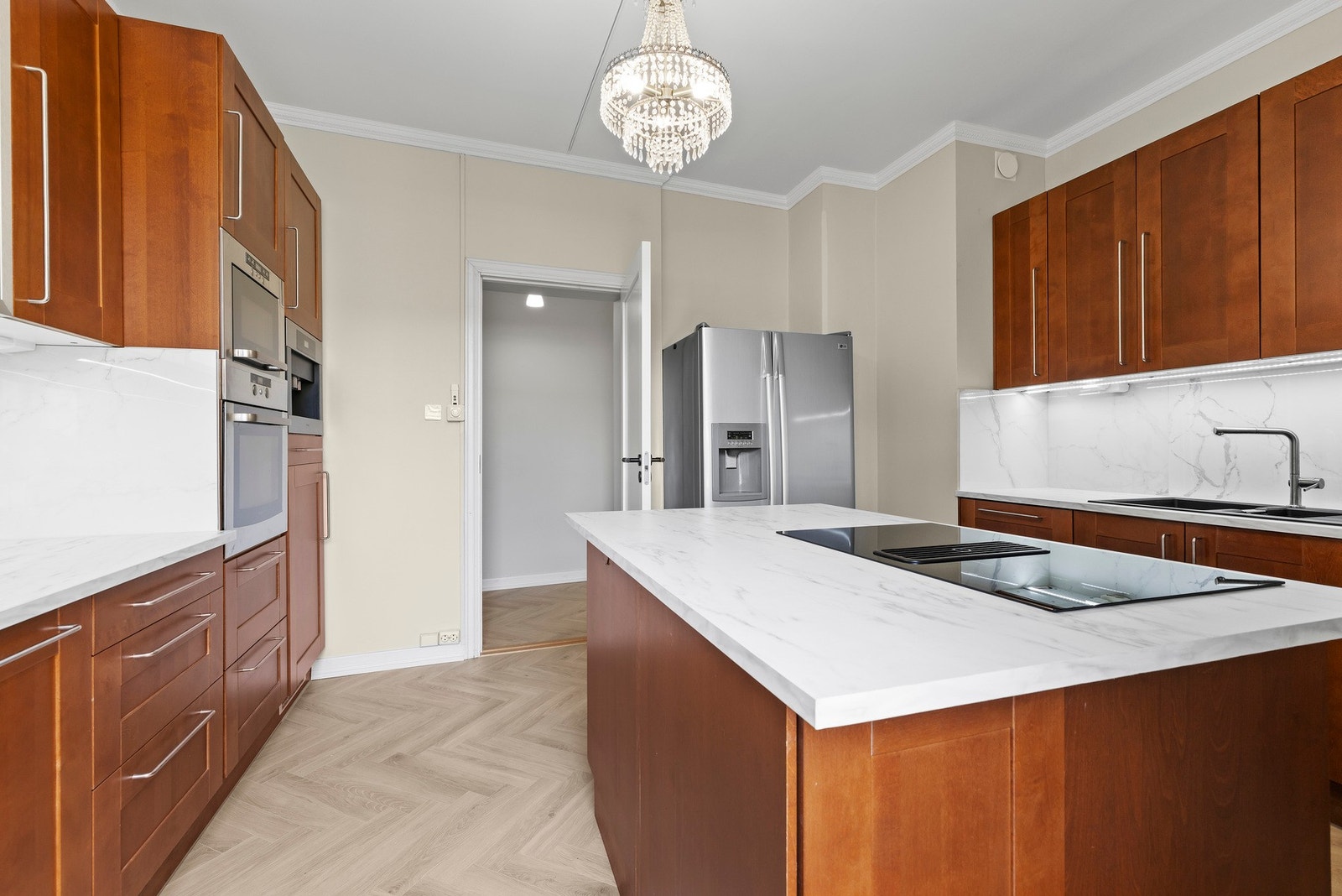 Fra det velutstyrte kjøkkenet er det enkel adkomst til stuen og spisestuen. Galleribilde