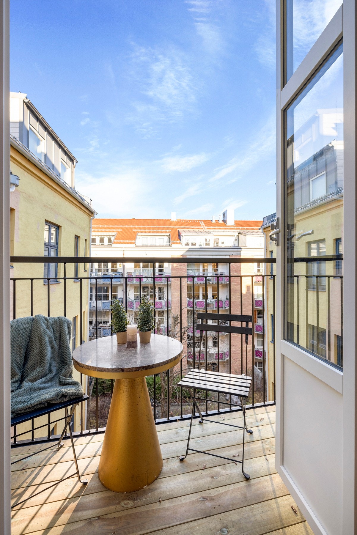 Fra kjøkkenet er det utgang til balkong som vender mot gårdsrommet. Galleribilde