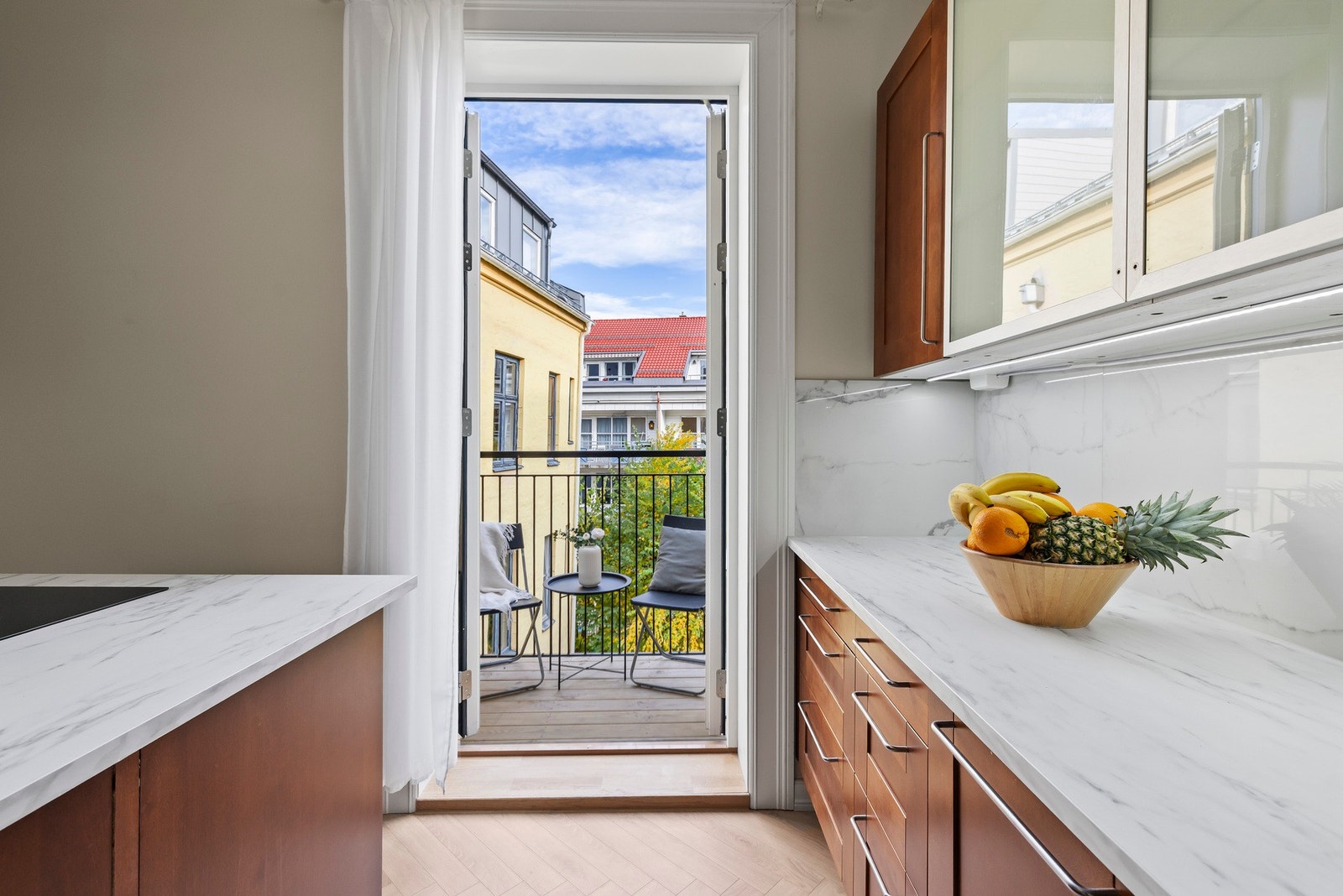 Fra kjøkkenet er det utgang til balkongen som ble montert i 2024. Galleribilde