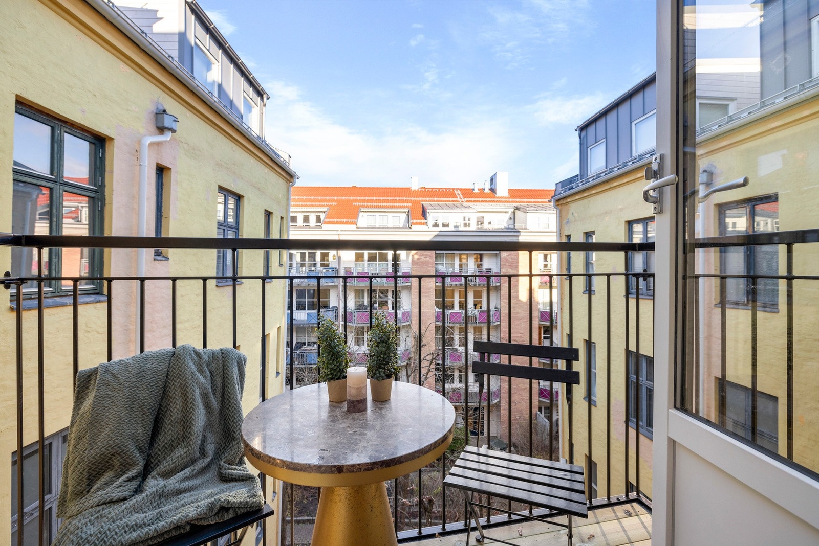 Balkongen vender mot det rolige gårdsrommet. Galleribilde