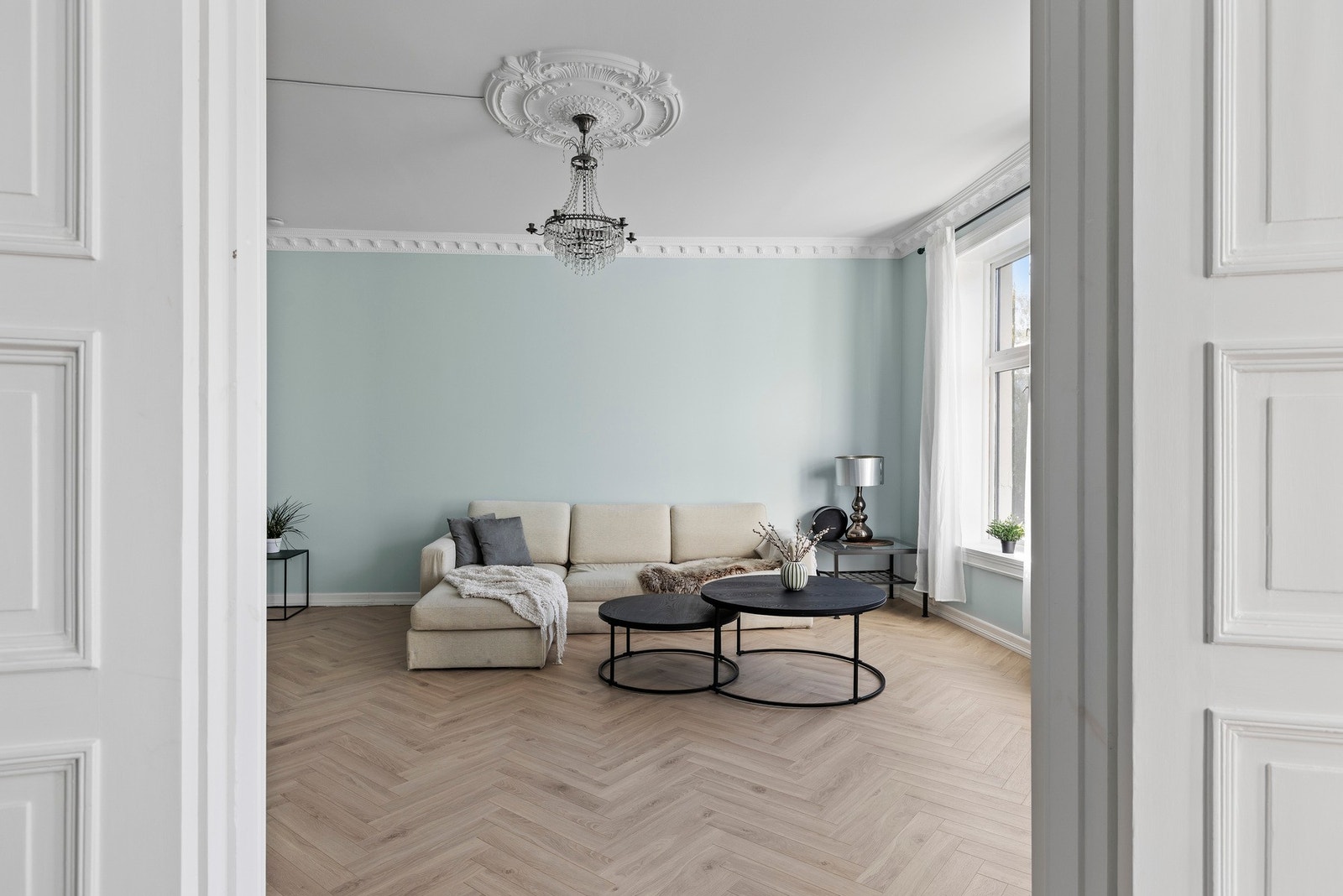 Stuen og spisestuen er adskilt med lekre, doble dører. Galleribilde