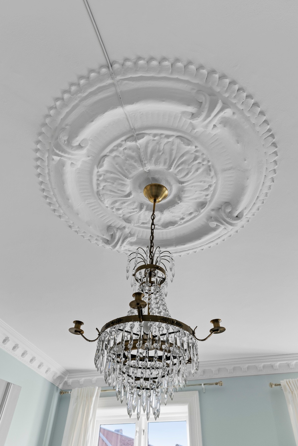 Leiligheten har lekre detaljer som stukkatur og rosett. Galleribilde