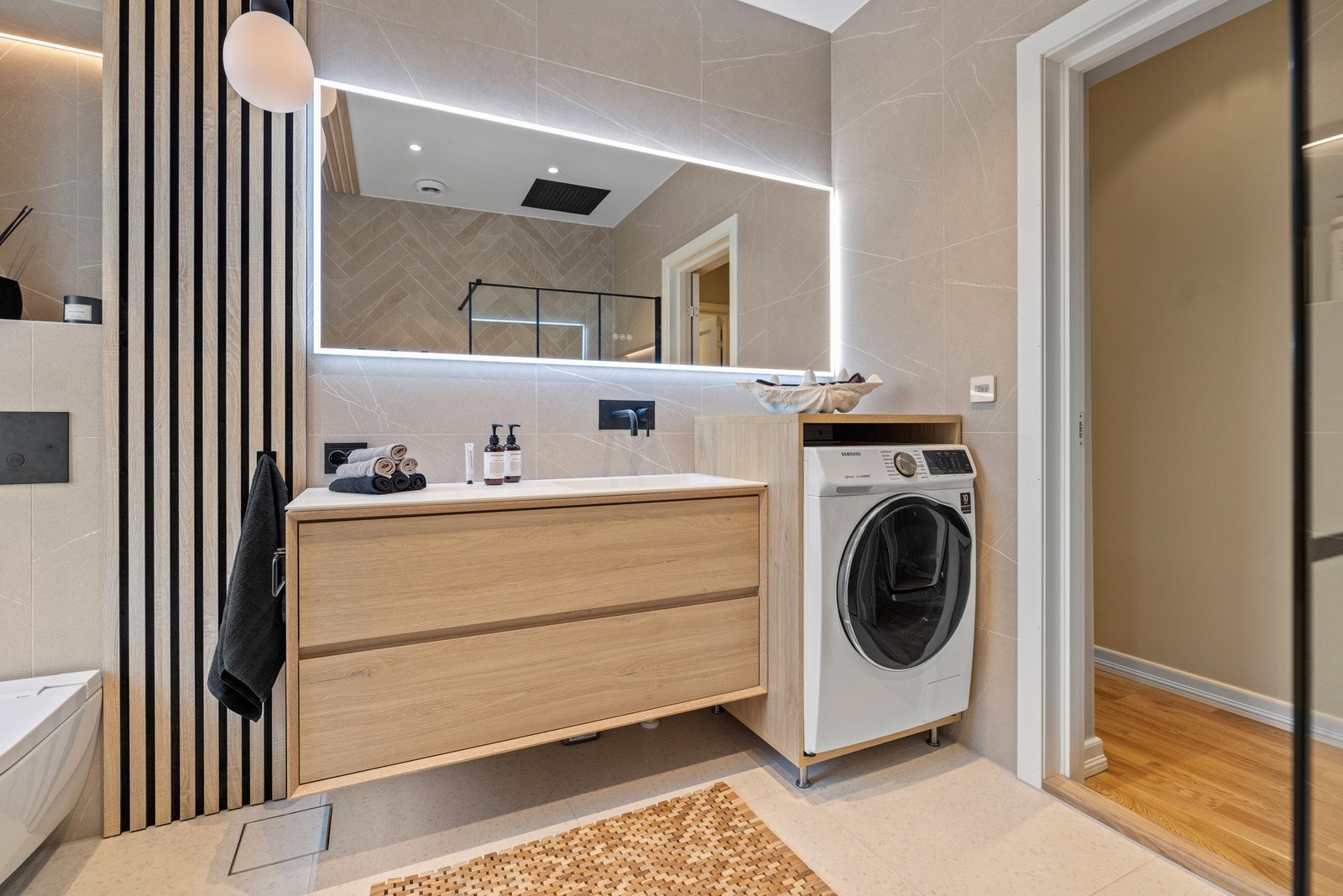 Det er opplegg for vaskemaskin på badet. Galleribilde