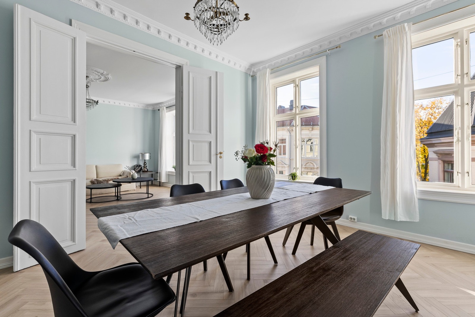 Boligen har i dag stue og spisestue som er adskilt med doble dører. Galleribilde