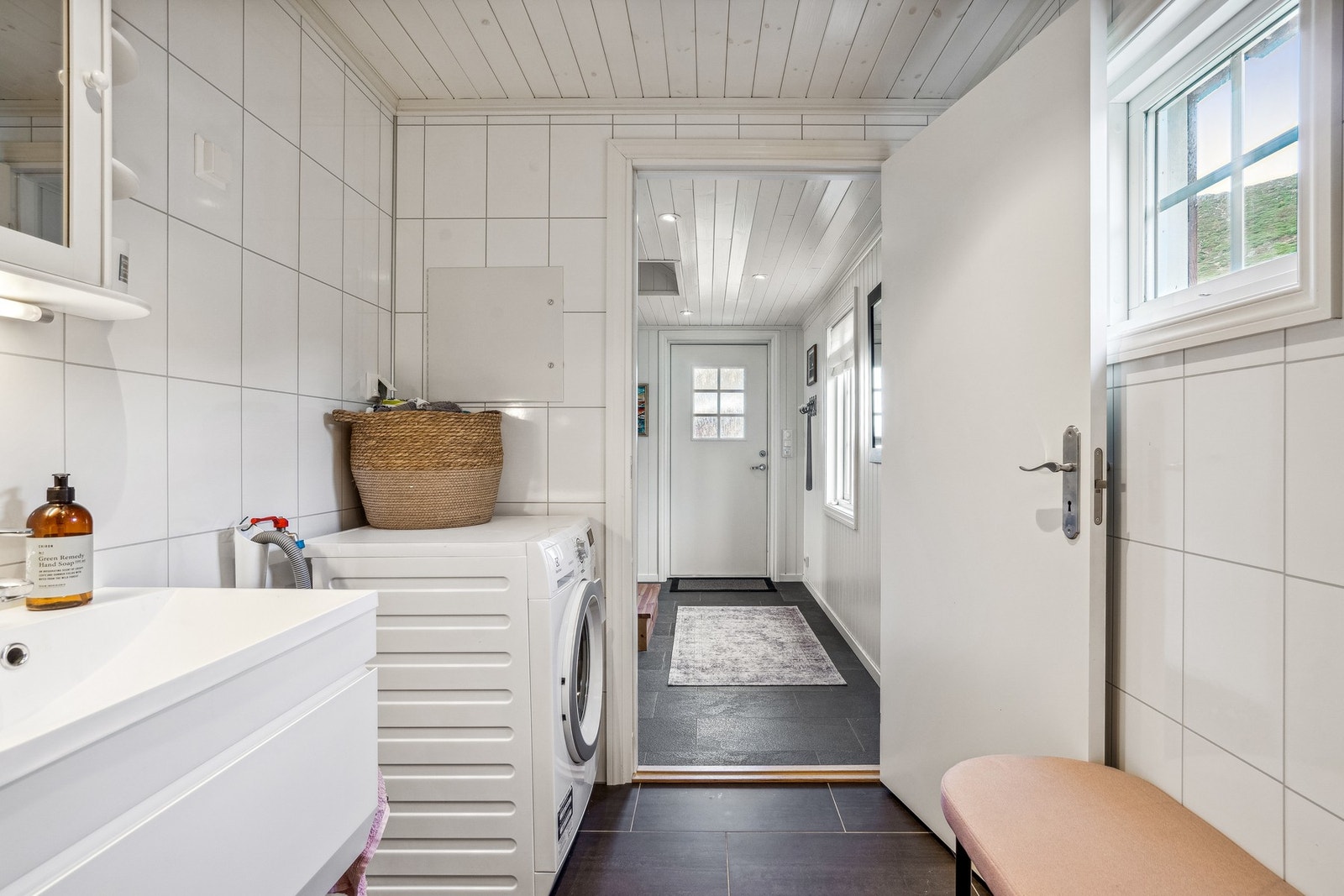 Det er opplegg for vaskemaskin på badet Galleribilde