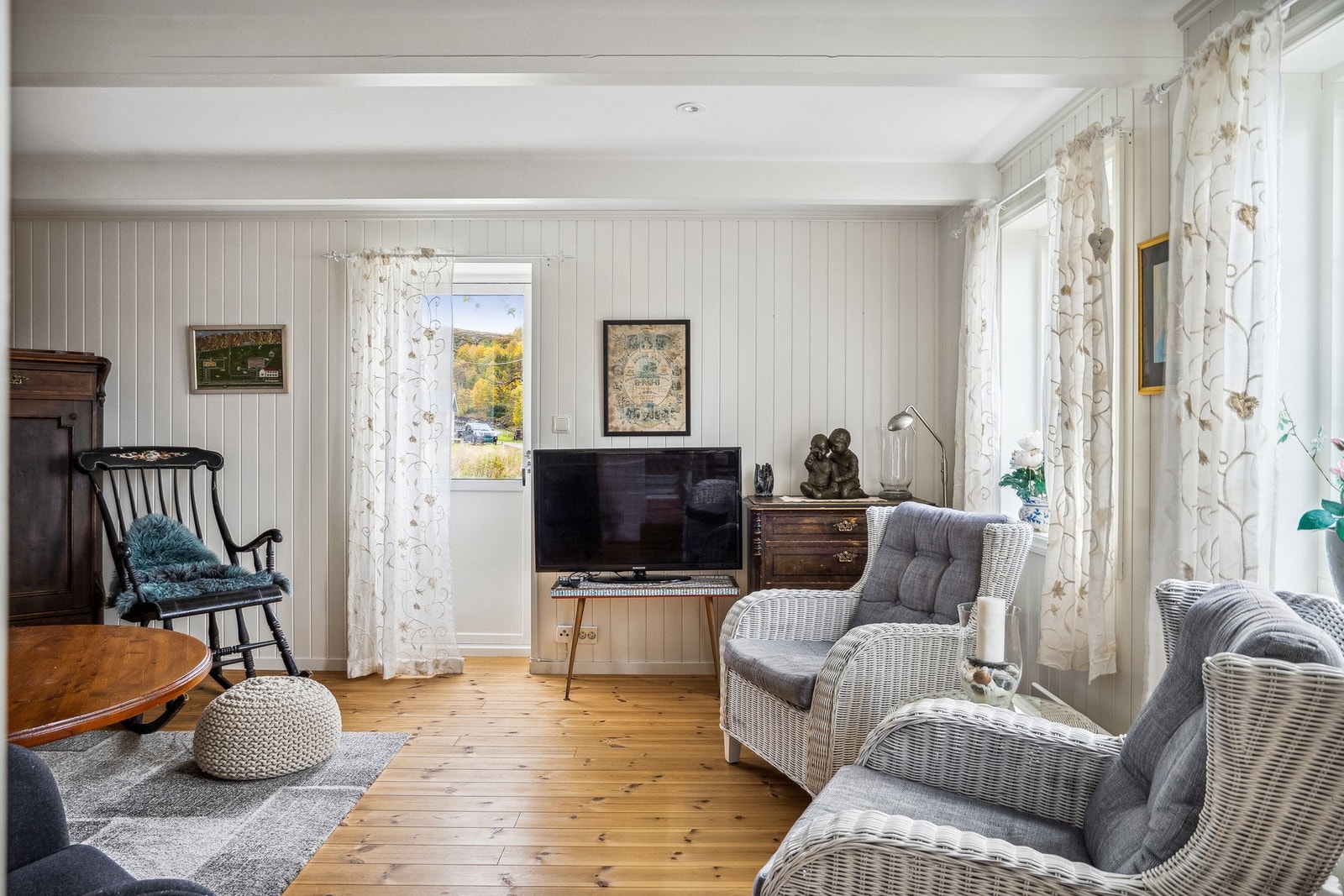 Lun og innbydende stue med klassiske detaljer og tidsriktig sjarm Galleribilde