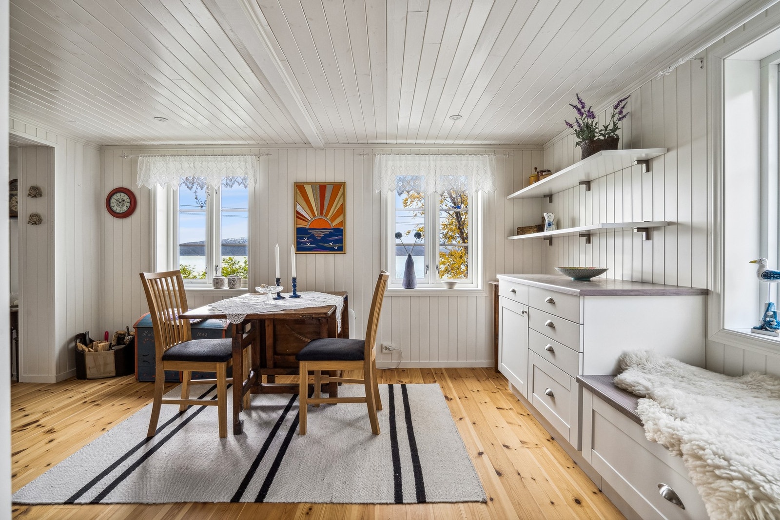 Fra kjøkkenbordet kan man nyte havutsikt mot Senja Galleribilde