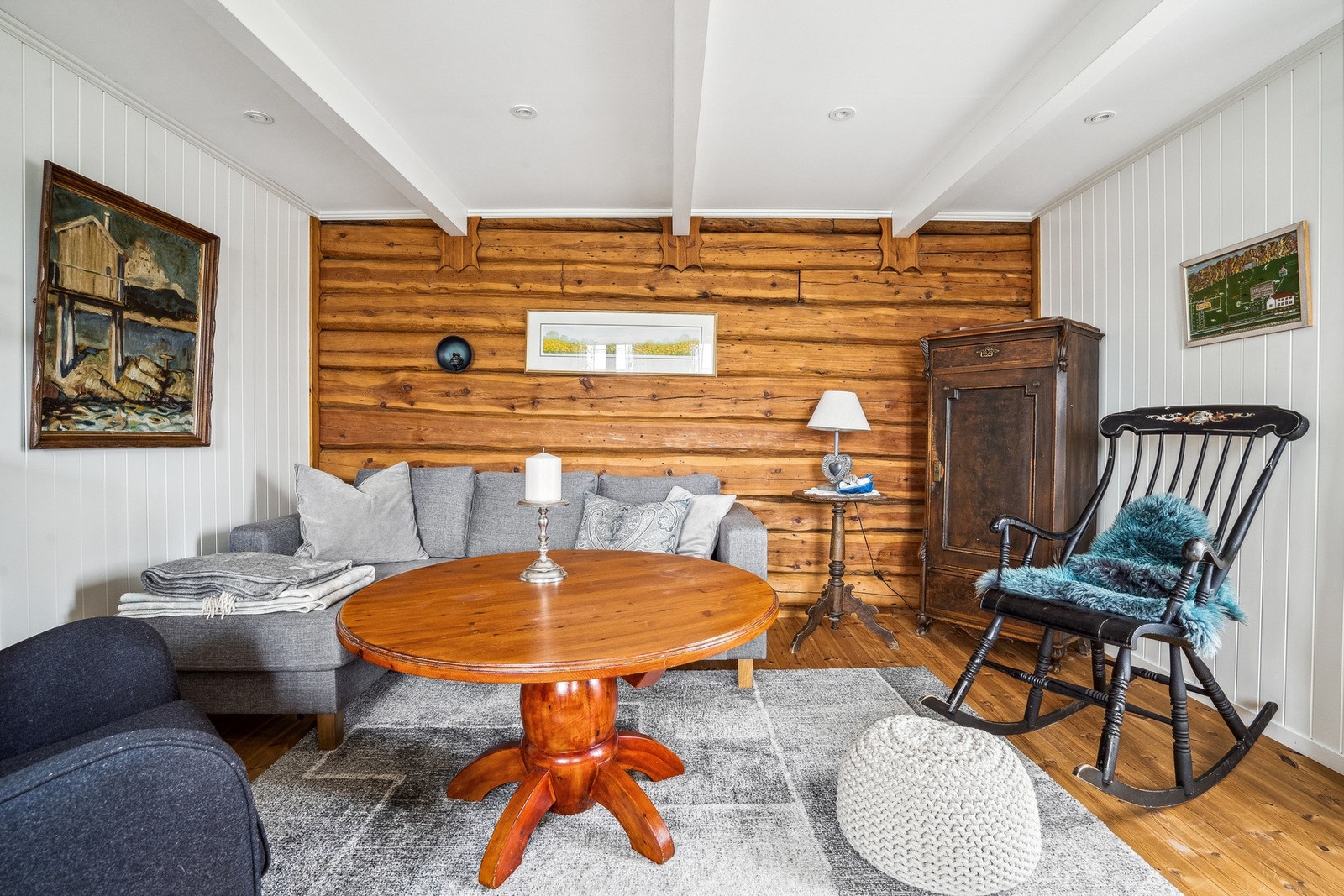 Stue med varme og karakte. Aboslutt et rom med historie i veggene Galleribilde