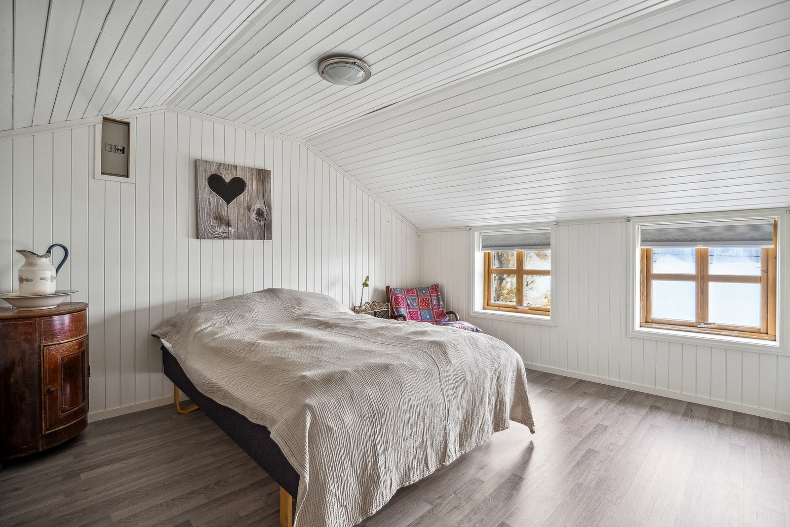 Soverom 2 er stort, med god plass til både soveplasser og oppbevaring Galleribilde