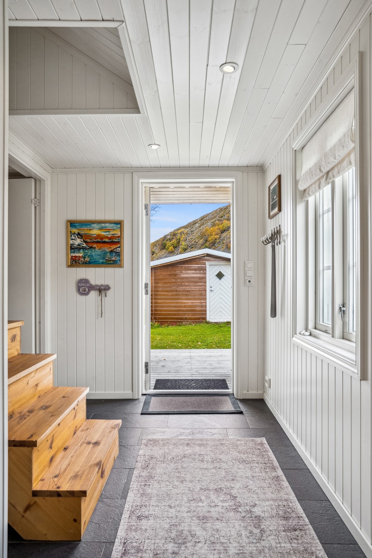 Velkomen inn! Praktisk og romslig entré Galleribilde