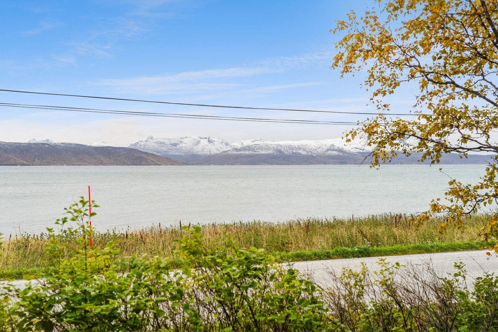 Boligen ligger naturskjønt til nede med havet og utsikt mot Senja Galleribilde