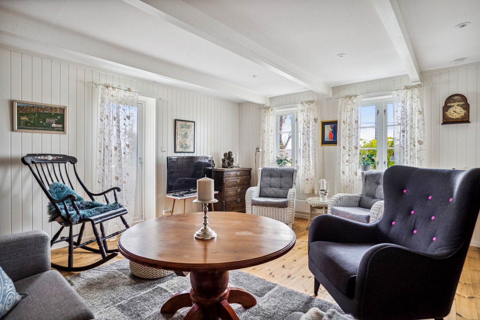 Det er god plass til ulike møbleringsmuligheter i stuen Galleribilde