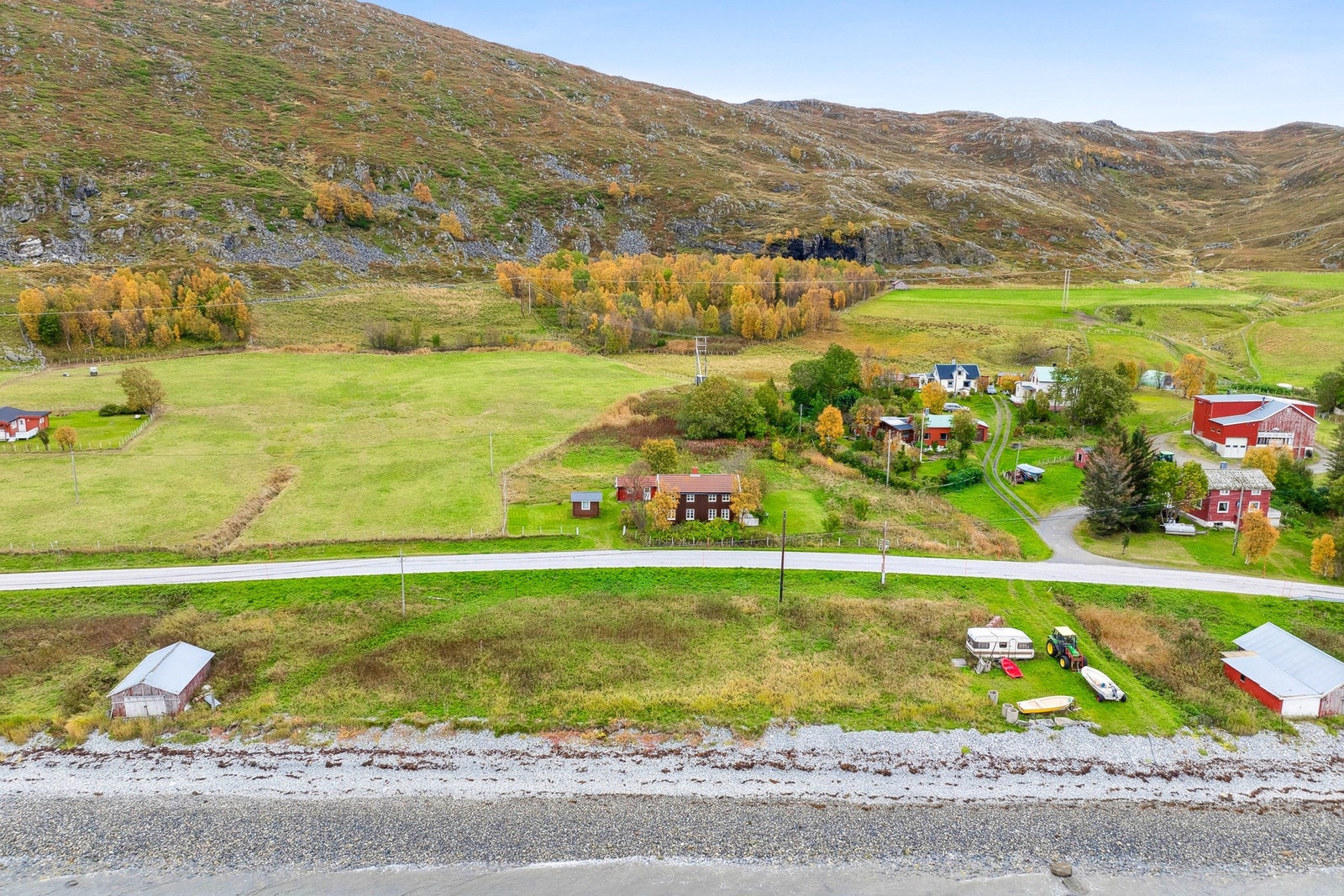 Boligen ligger med en naturskjønn beliggenhet med ca 10 minutters kjøring fra Brensholmen Galleribilde