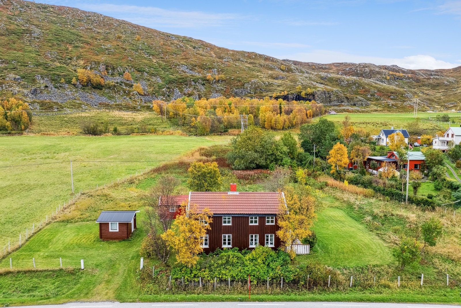 Eiendomsmegler1 v/Thea Mietinen Røslie presenterer Leirstrandvegen 2095 - en flott enebolig i nydelige omgivelser i Sandvika! Galleribilde