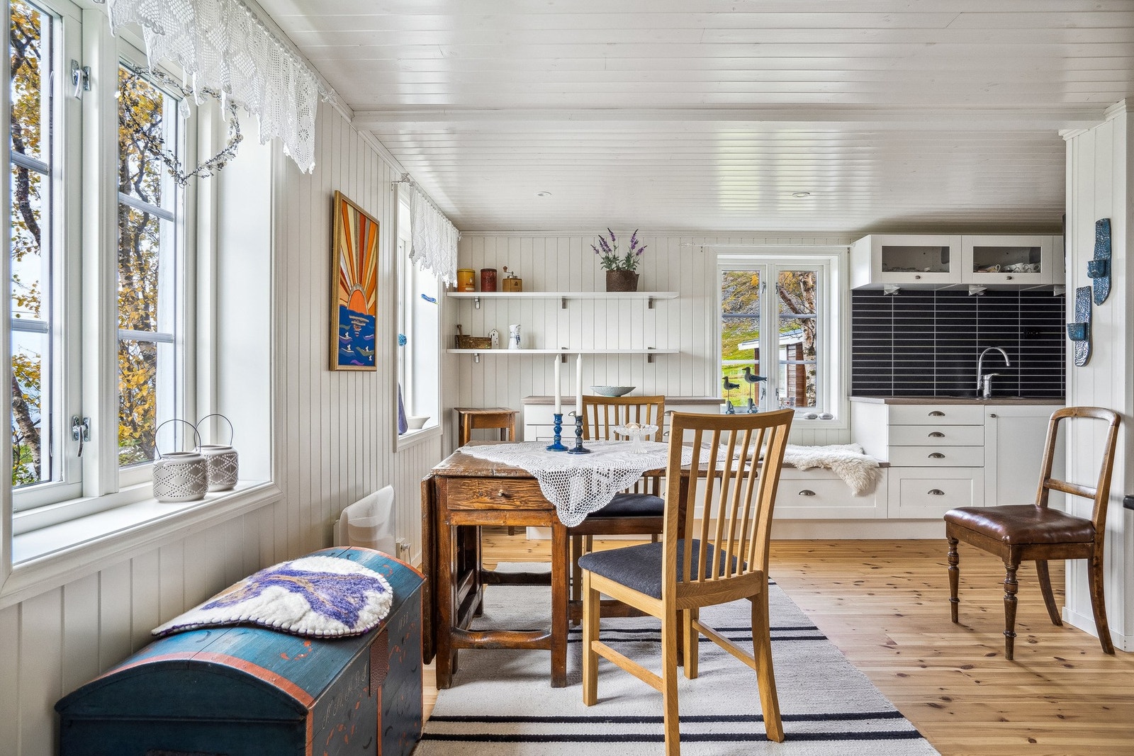 God plass til spisegruppe på kjøkken Galleribilde