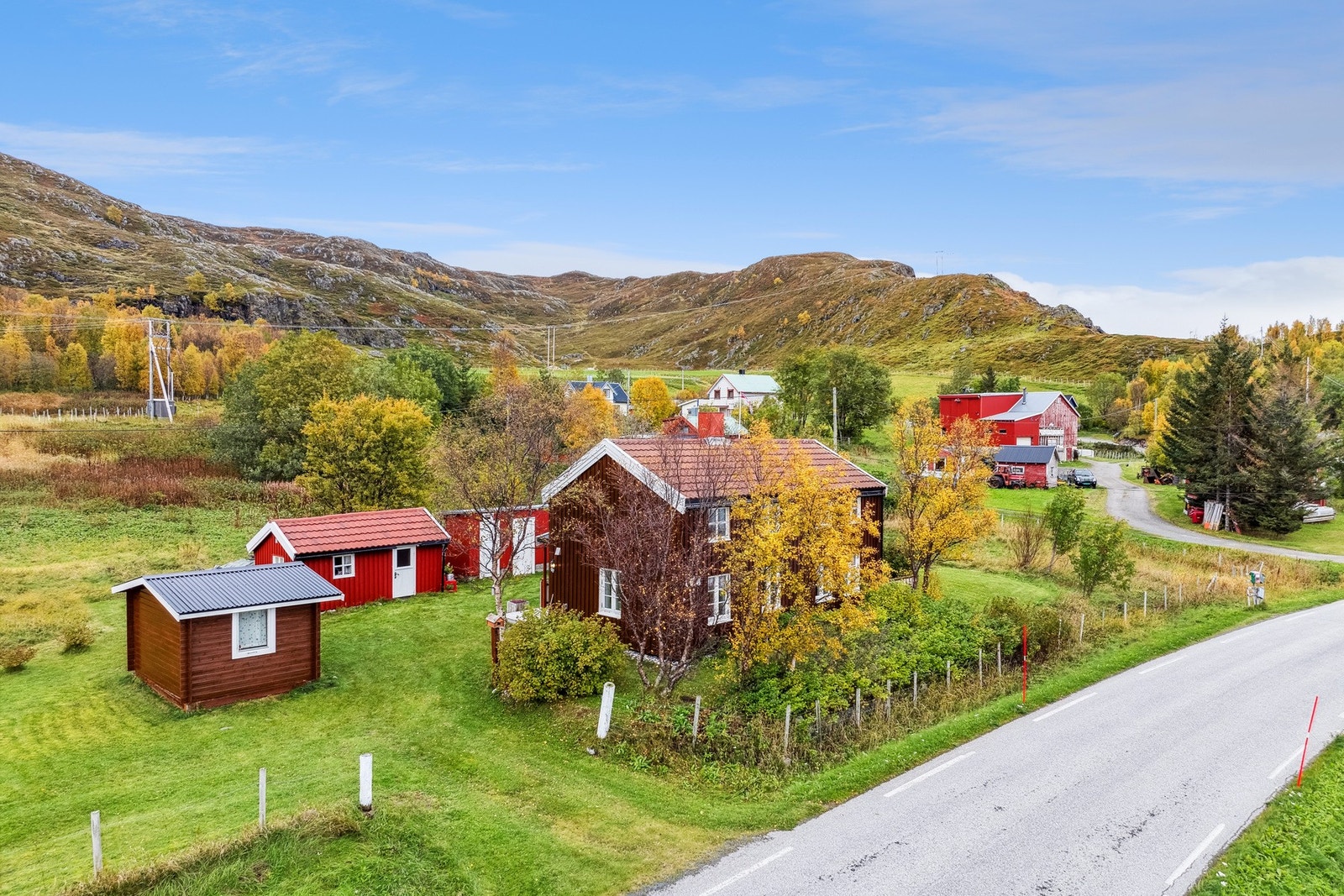 På eiendommen er det fire bygninger - i tillegg til et naust Galleribilde