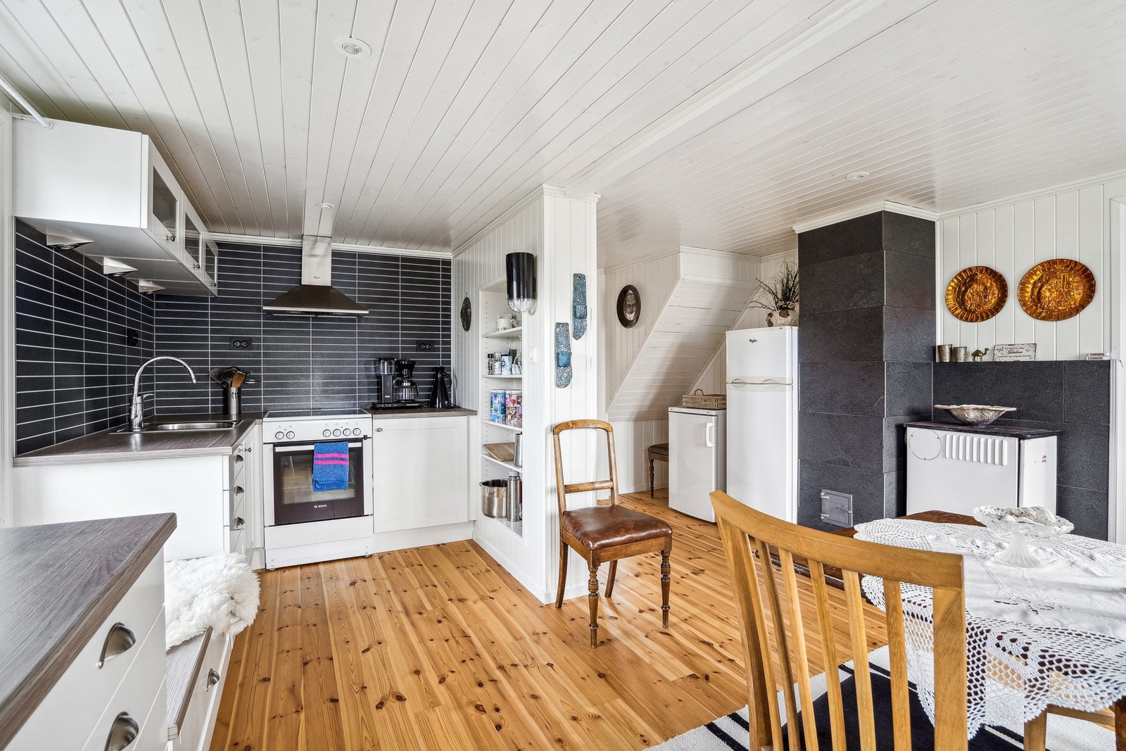 Kjøkkenet kombinerer moderne løsninger med husets historiske uttrykk Galleribilde