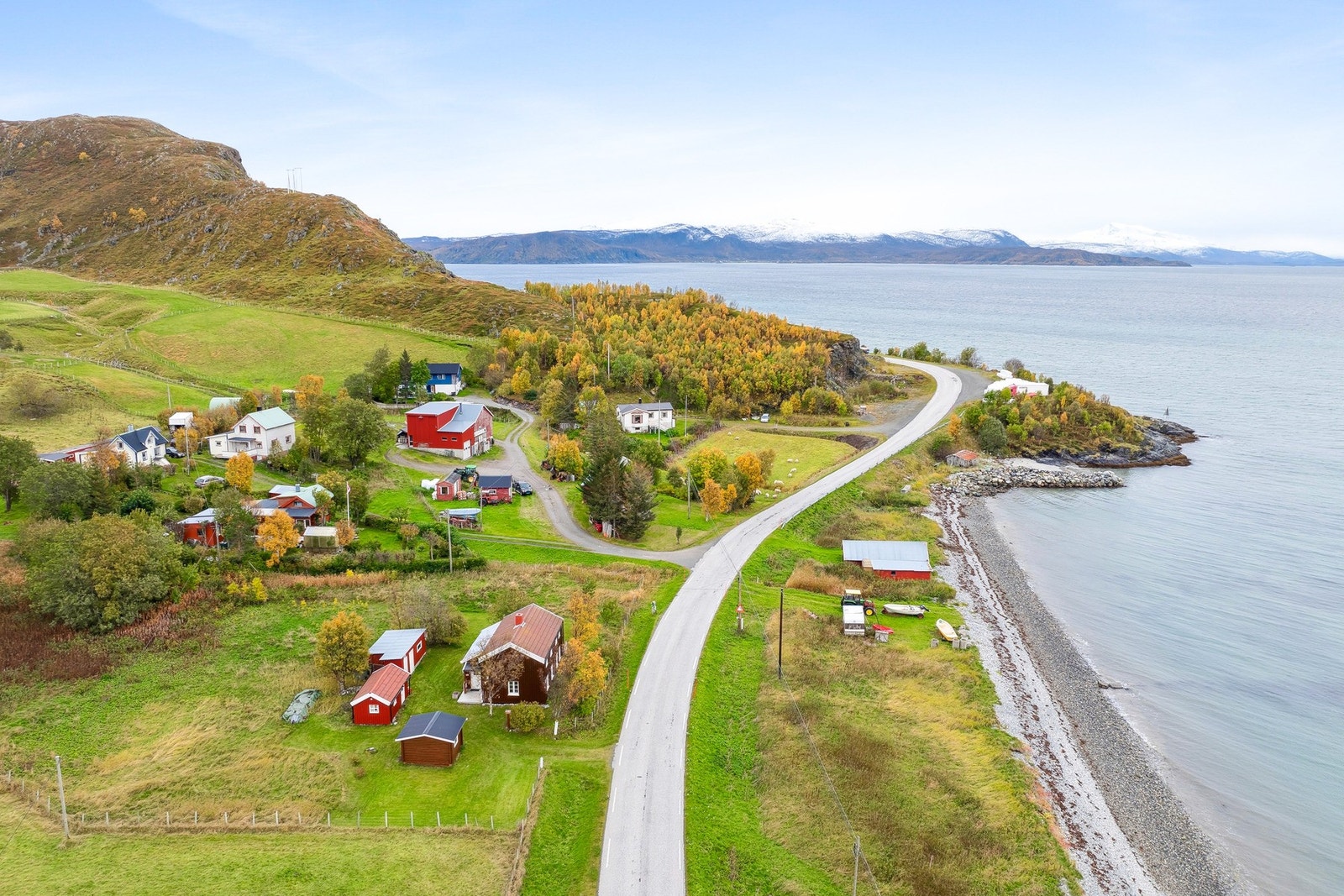 Brensholmen er omentrent 10 minutters kjøring fra boligen, hvor man finner både skoler og matbutikk Galleribilde