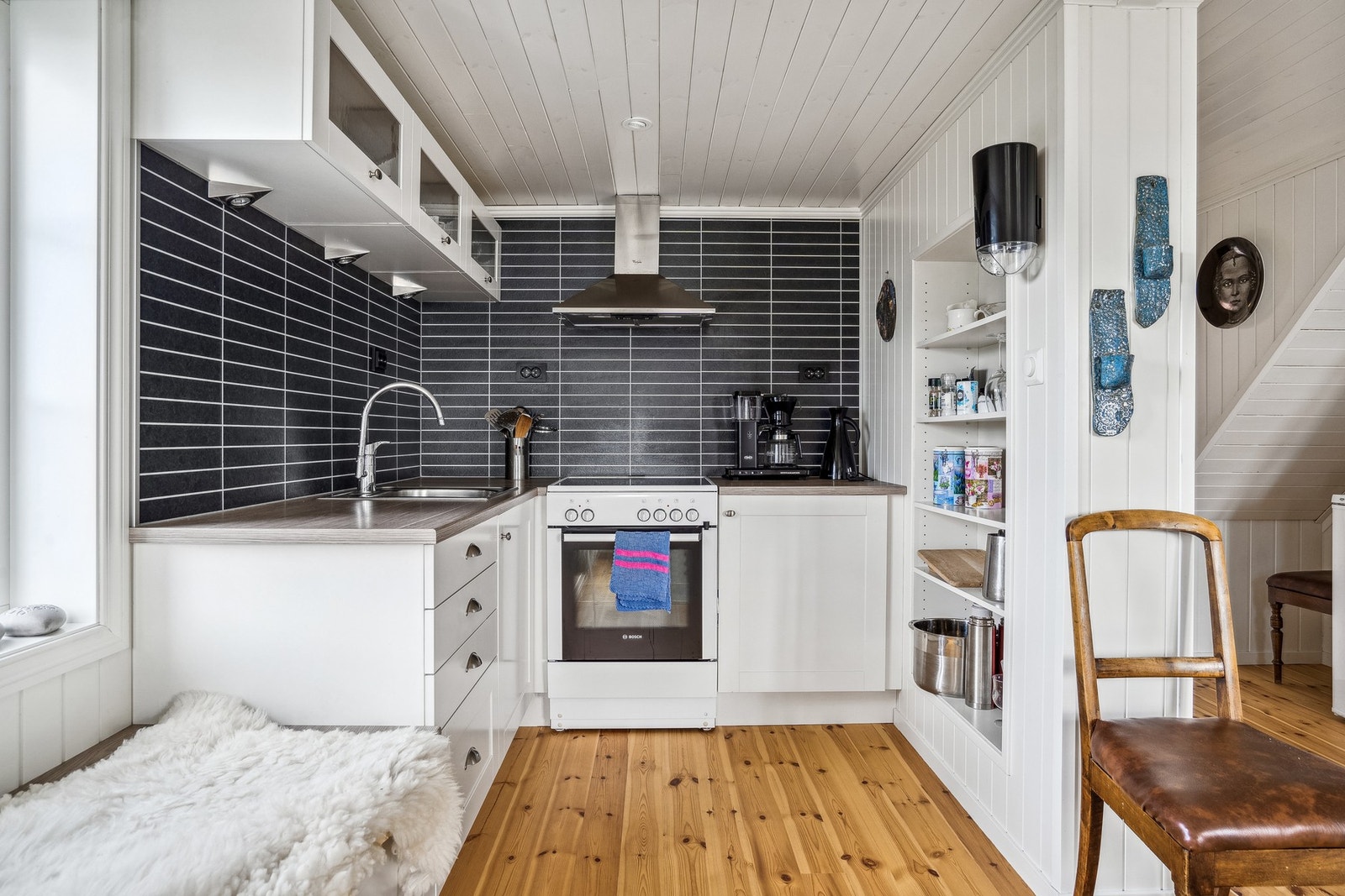 Kjøkkenet er utstyrt med integrert ovn Galleribilde