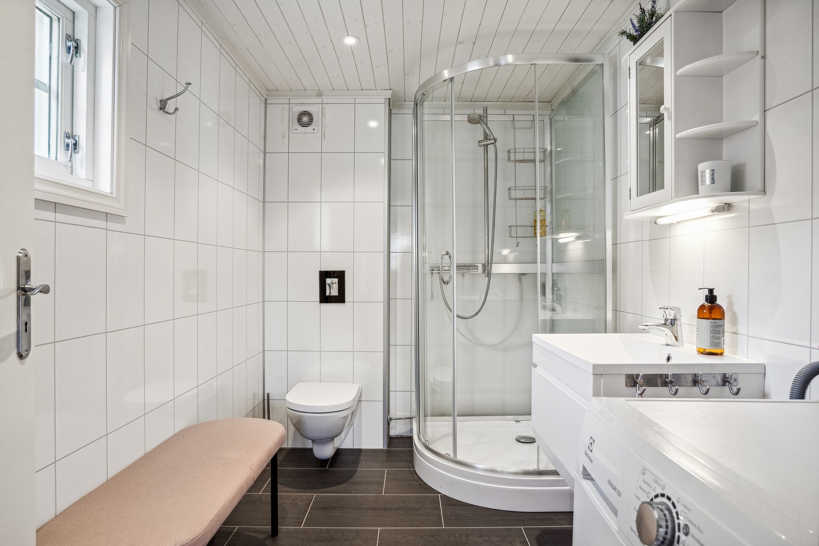 Bad med vegghengt innredning og dusjkabinett Galleribilde