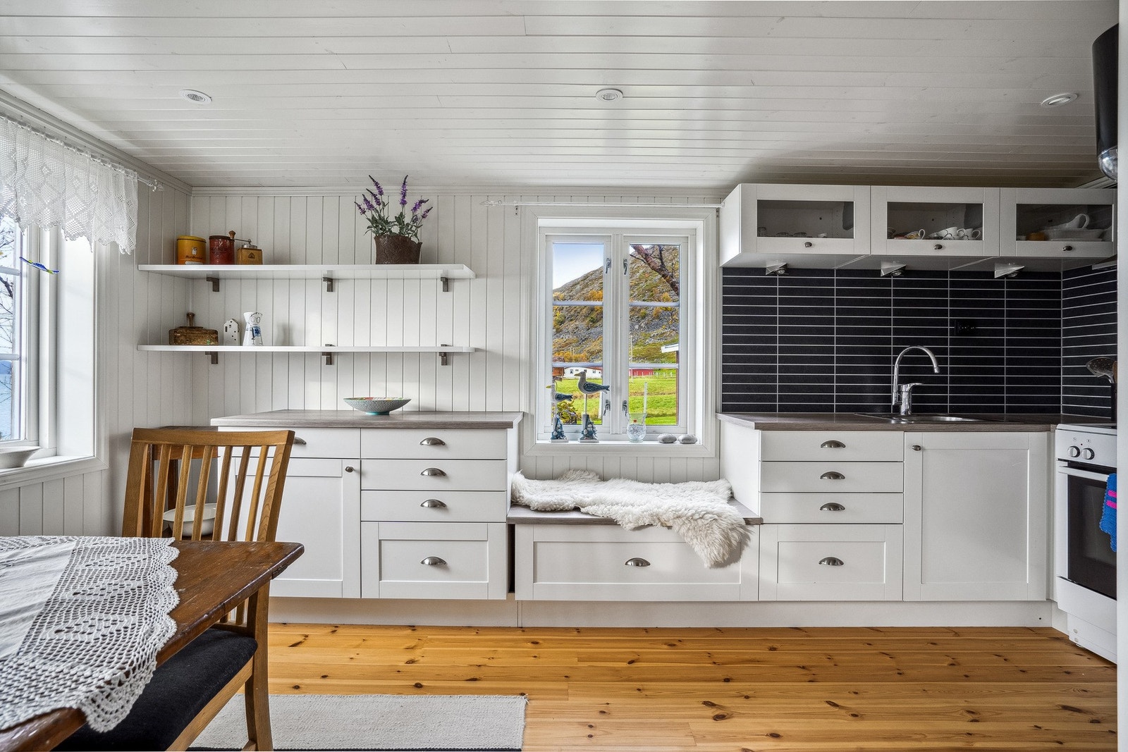 Kjøkken i klassisk stil med rikelig av både skap-og benkeplass Galleribilde