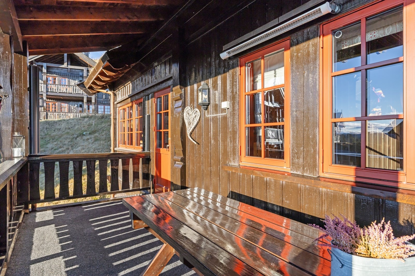 Solrik terrasse med mulighet for å nyte flere timer med sol - året rundt. Galleribilde