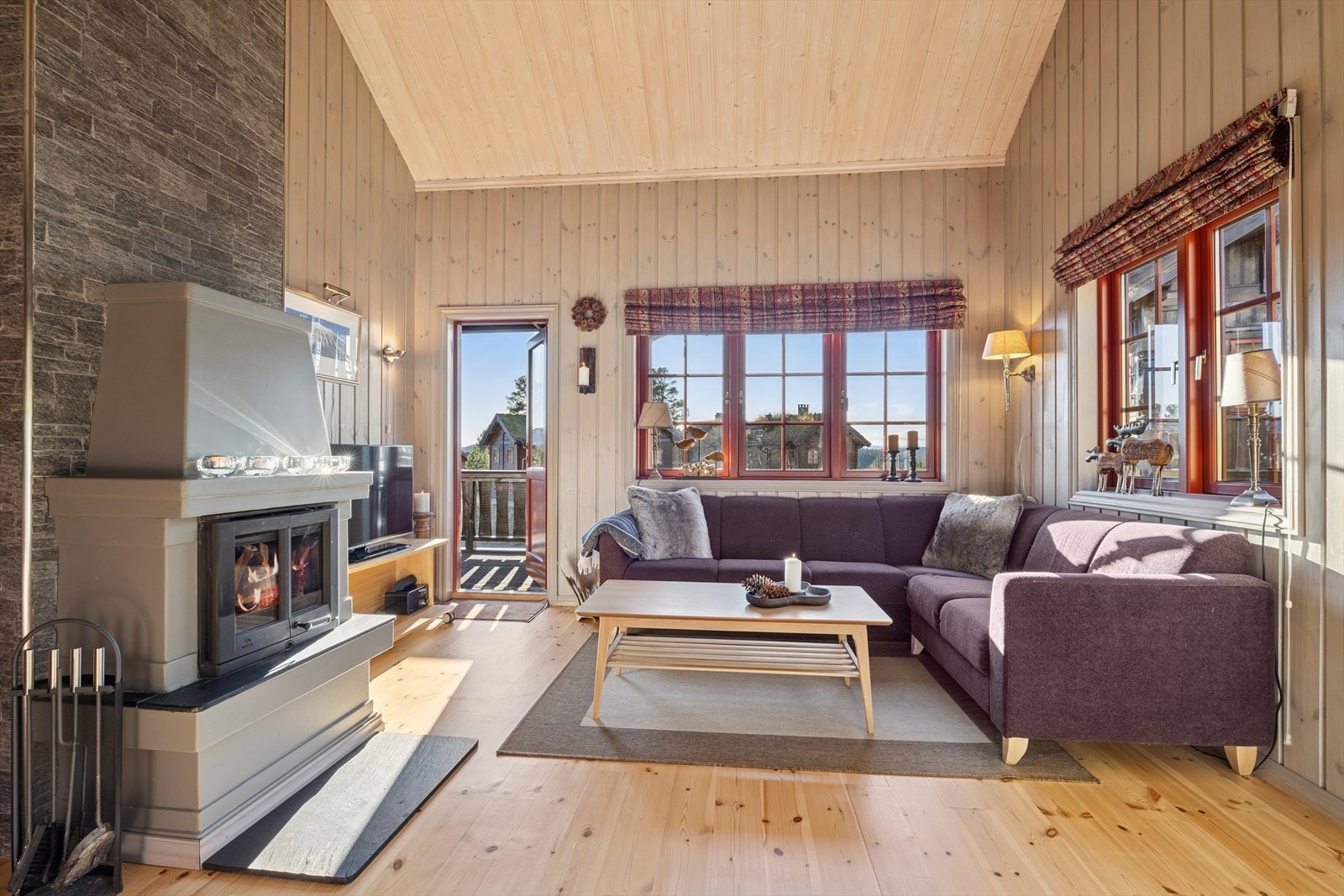 God takhøyde skaper en romslig og luftig atmosfære - med vinduer fra tre himmelretninger som gir rikelig med lys og utsyn. Galleribilde