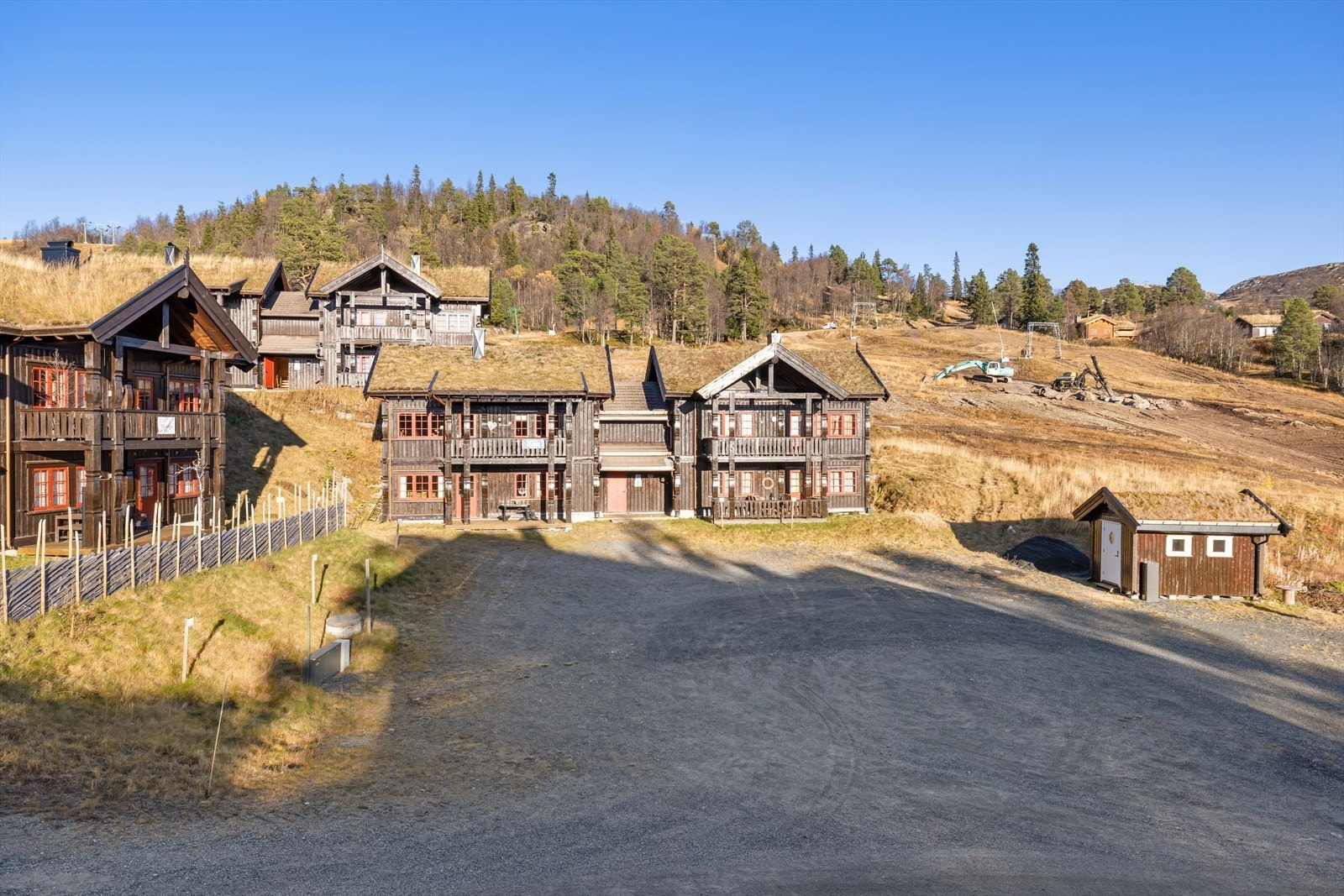 Leiligheten ligger i umiddelbar nærhet til både alpinbakke og langrennløyper - perfekt for deg som ønsker ski inn/ut og aktive dager i fjellet. Galleribilde