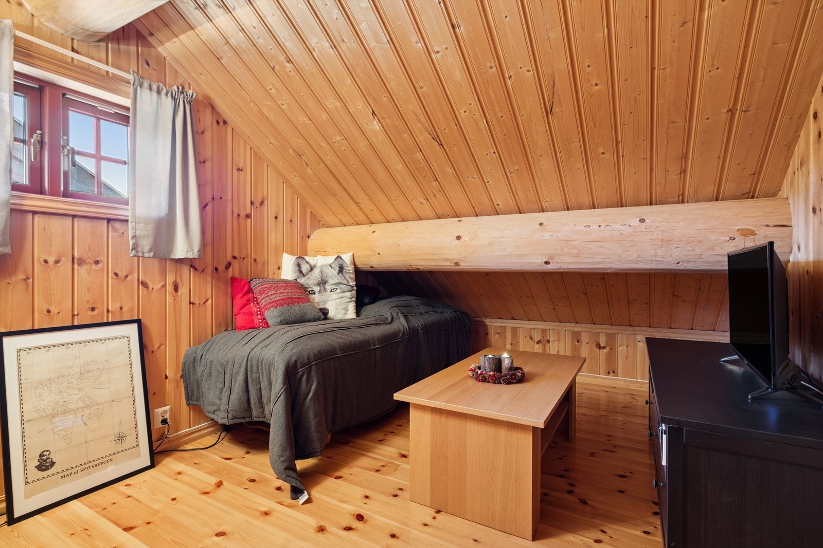 Loftstuen har god størrelse med plass til avslapning - enten med en god bok eller TV. Særlig populær, og perfekt som egen avdeling for de minste, med tilhørende soverom. Galleribilde