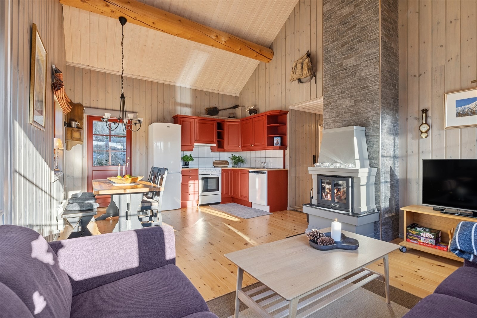 Fra kjøkkenet er det utgang til baksiden av hytta - perfekt for å nyte morgensolen og kaffekoppen i fredelige omgivelser. Galleribilde