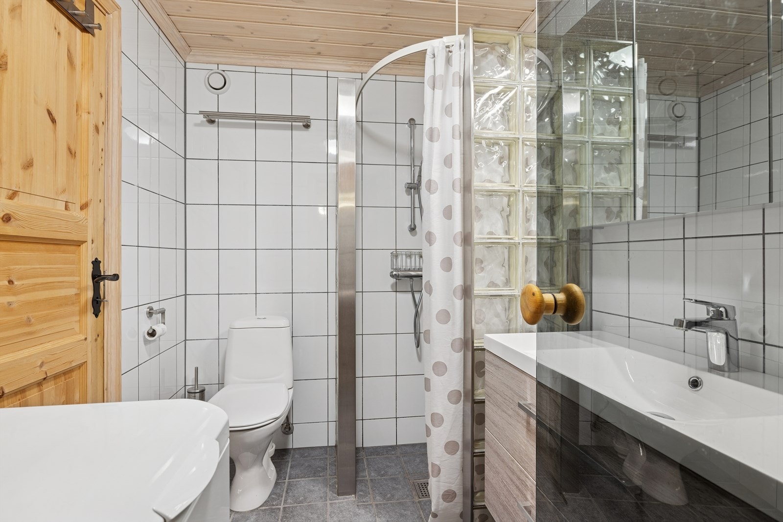 Lyst og delikat bad med alt du trenger for både helgebesøk og lengre opphold på fjellet. Galleribilde