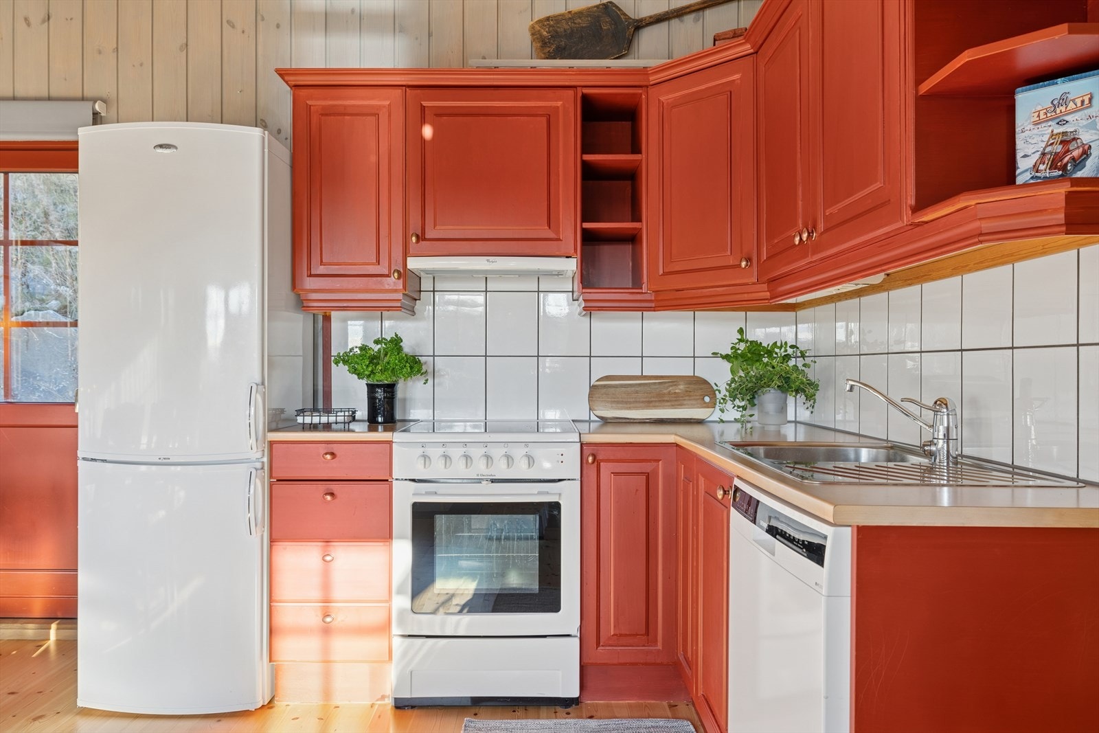 Godt utnyttet kjøkken med både over- og underskap, noe som gir gode oppbevarings muligheter. Galleribilde