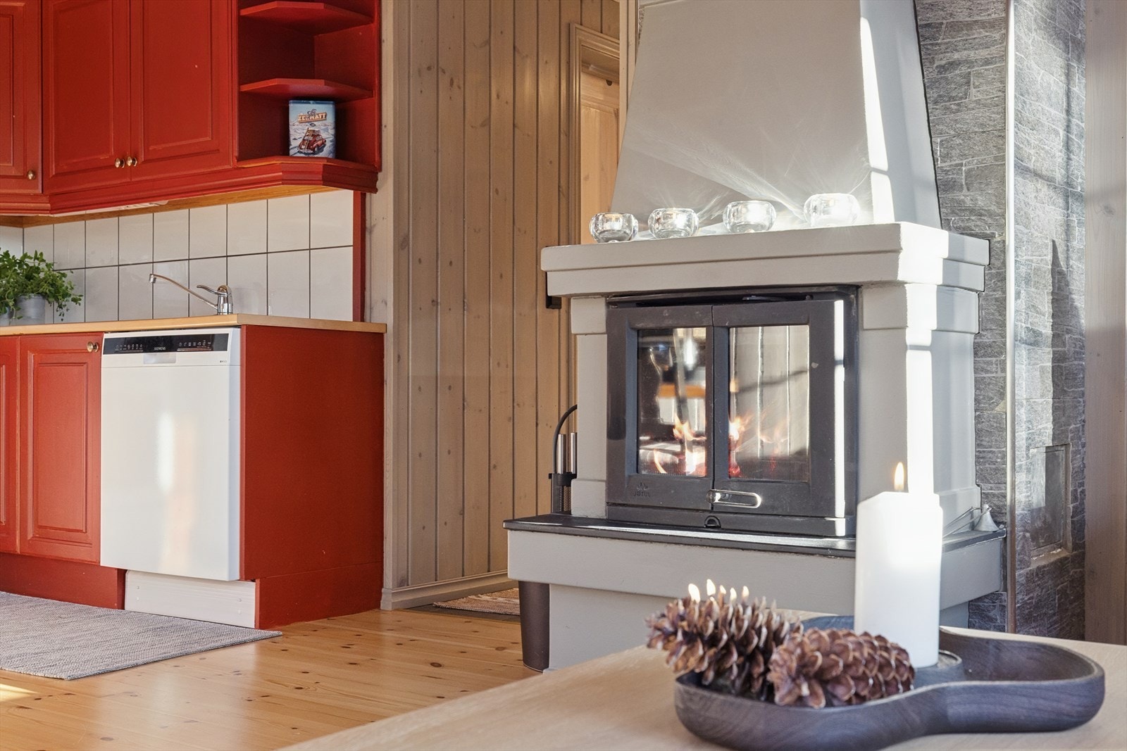 Peis i stue/kjøkken som innbyr til kos og en hyggelig atmosfære Galleribilde