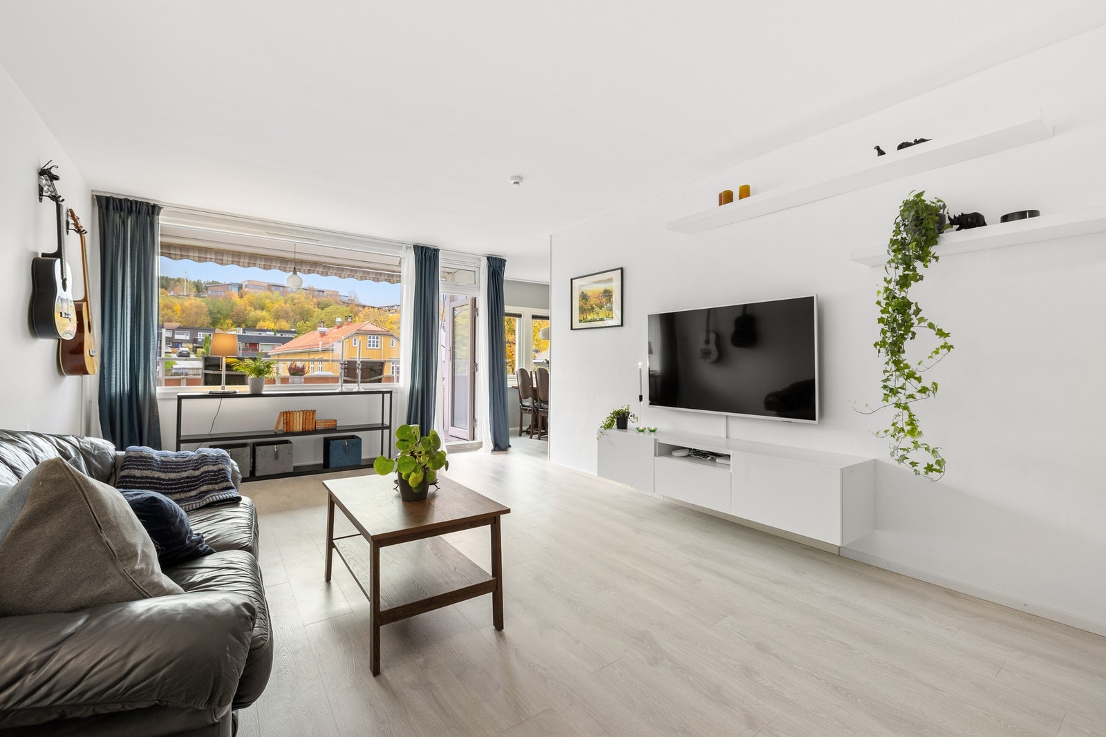 Dette er en stor 3-roms leilighet på 81 kvm med svært sentral beliggenhet på Havstad. Galleribilde