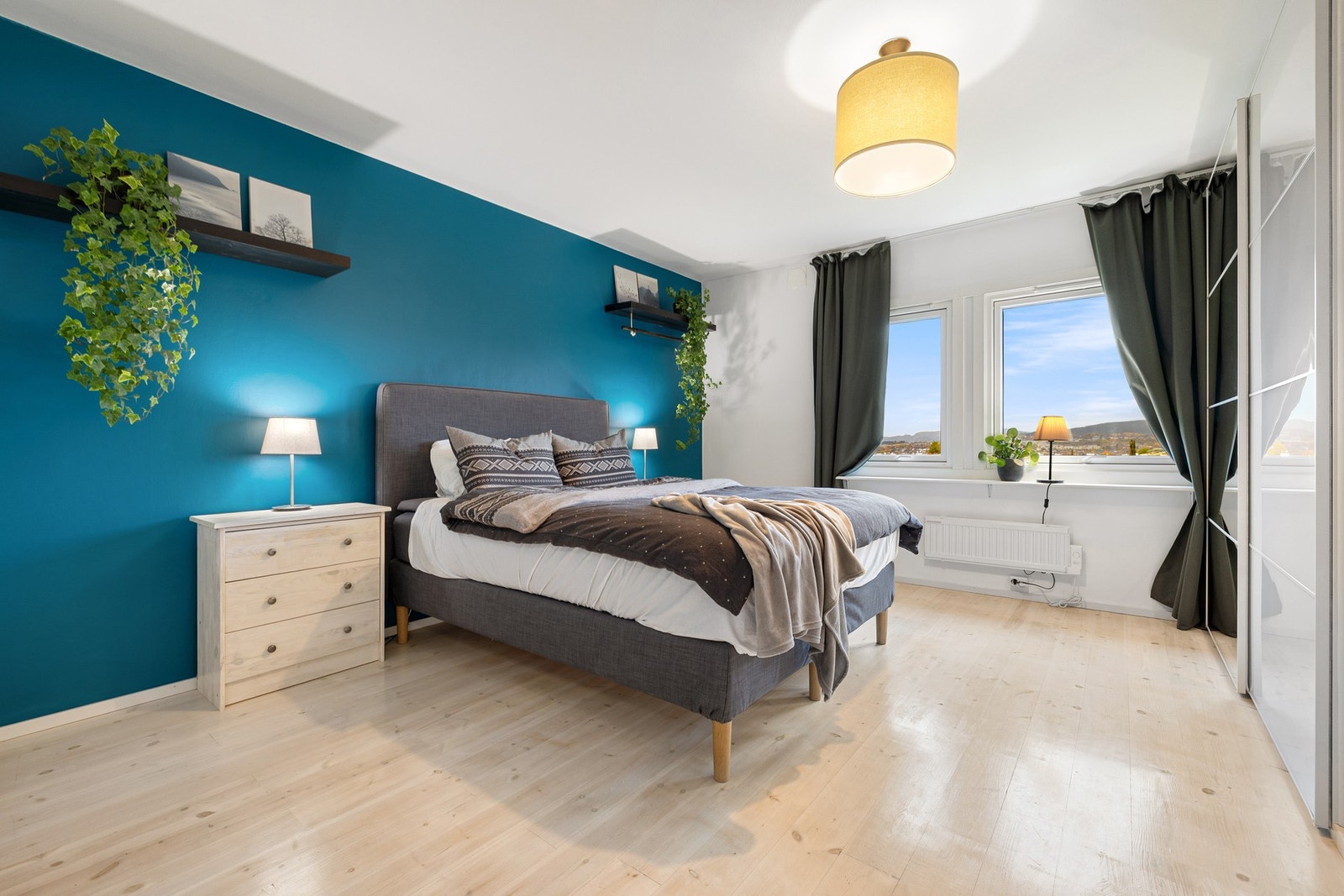 Romslig soverom på hele 16,4 kvm med oppbevaring i en stor skyvedørsgarderobe. Galleribilde