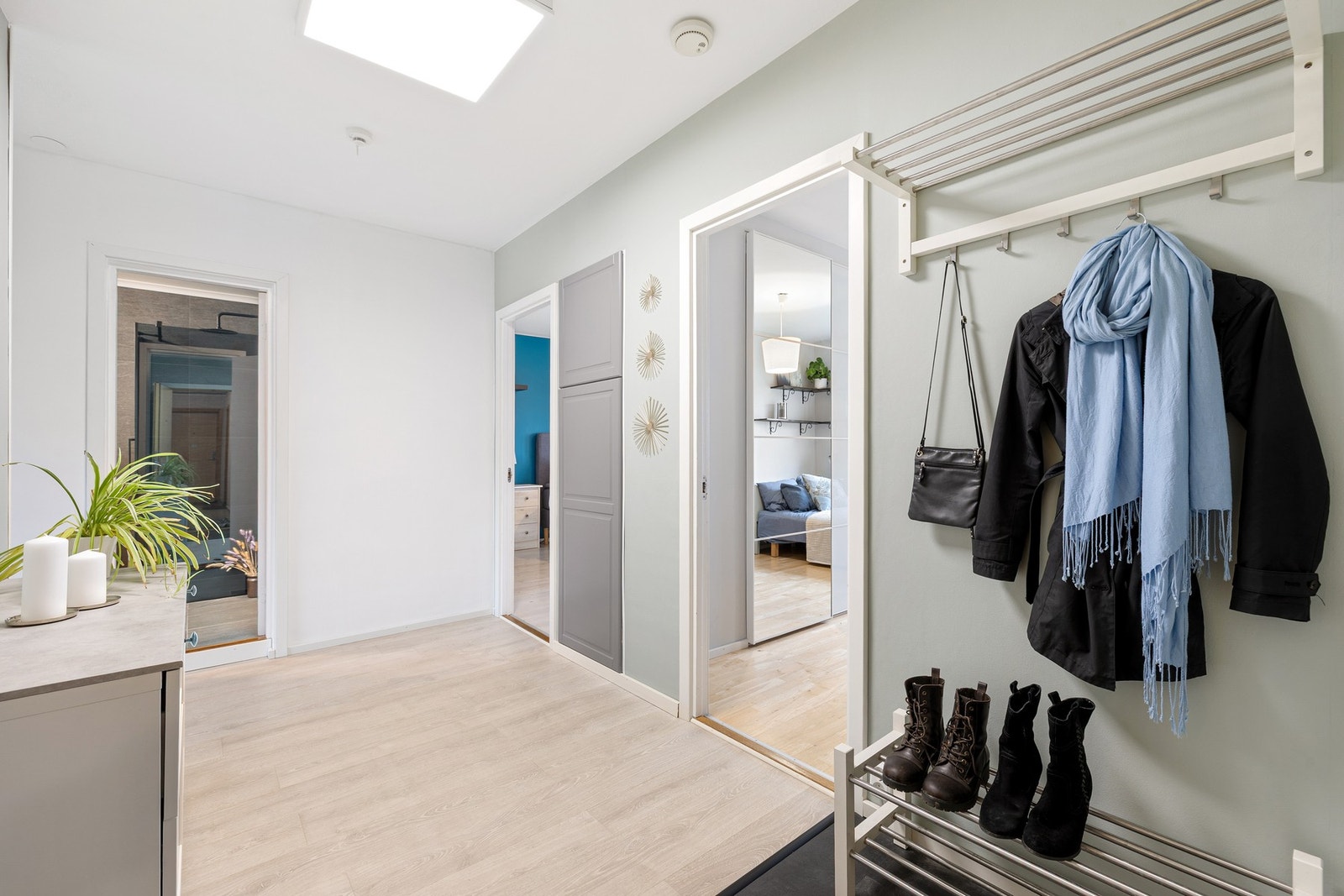 Stor entré med god plass til sko og yttertøy. Leiligheten disponerer også to boder i kjeller. Galleribilde