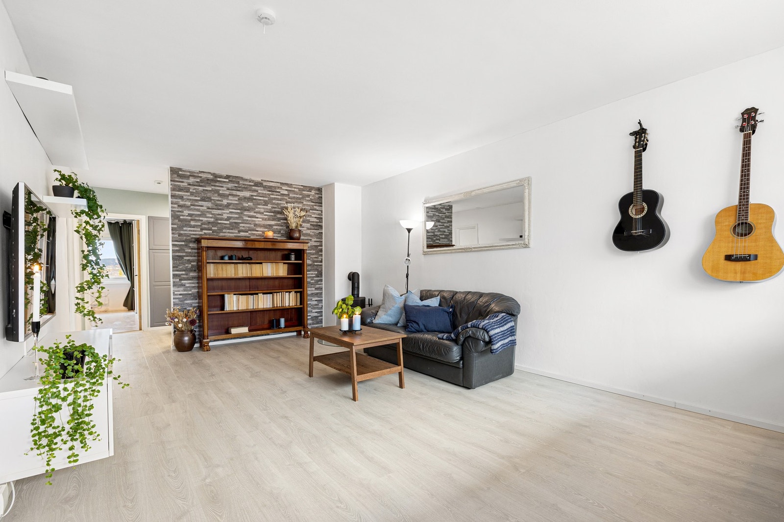 Stuen er 22,8 kvm med god plass til en større hjørnesofa og spisegruppe. Galleribilde