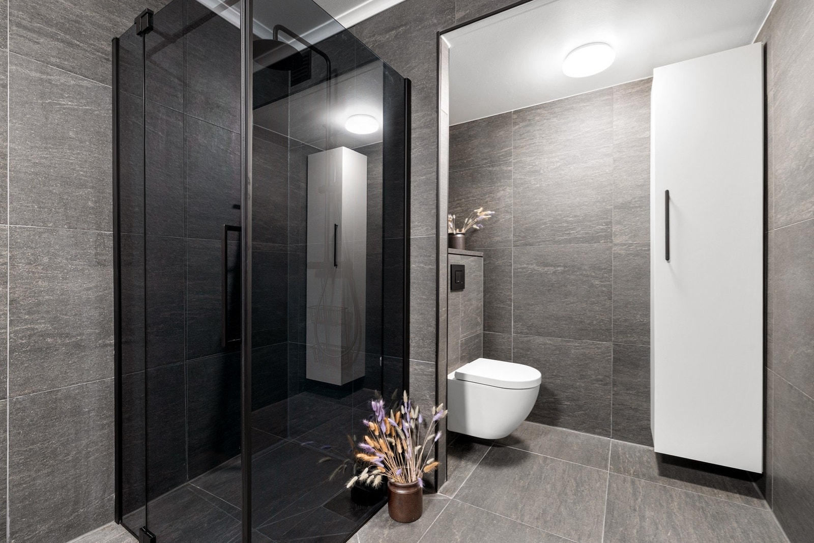 Badet er romslig med god plass til oppbevaring i et vegghengt skap. Galleribilde