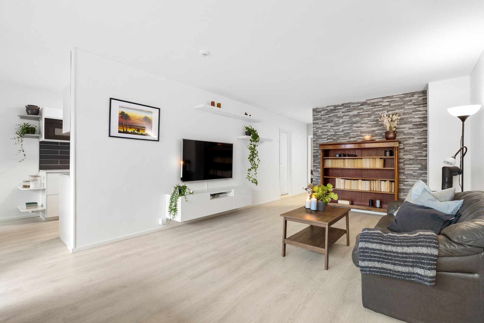 Dette er en stor 3-roms leilighet på 81 kvm med svært sentral beliggenhet på Havstad. Galleribilde