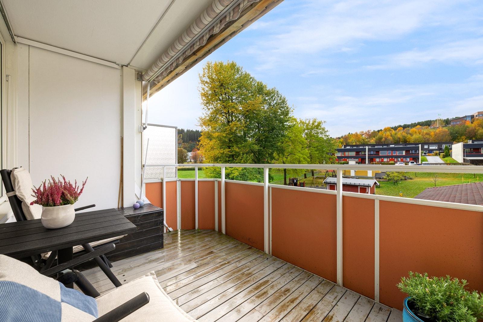 Det er montert en markise for god solskjerming. Galleribilde