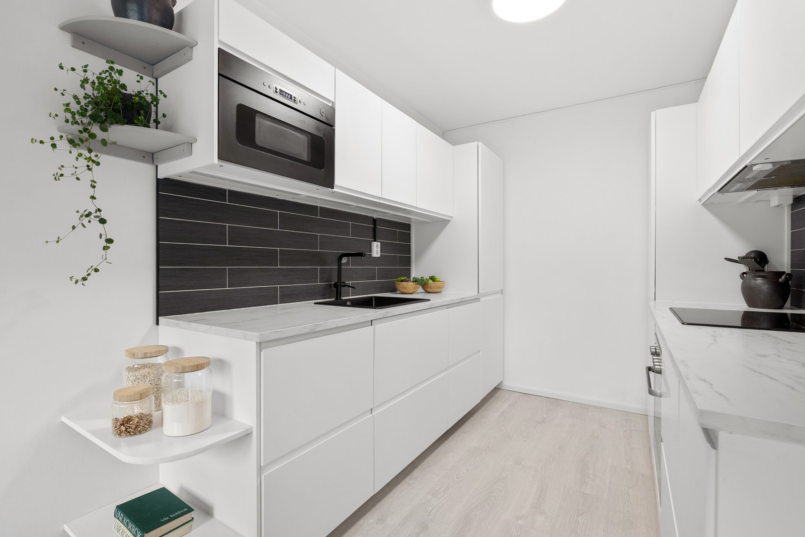 Lyst og moderne kjøkken fra 2022 med praktisk utforming. Galleribilde