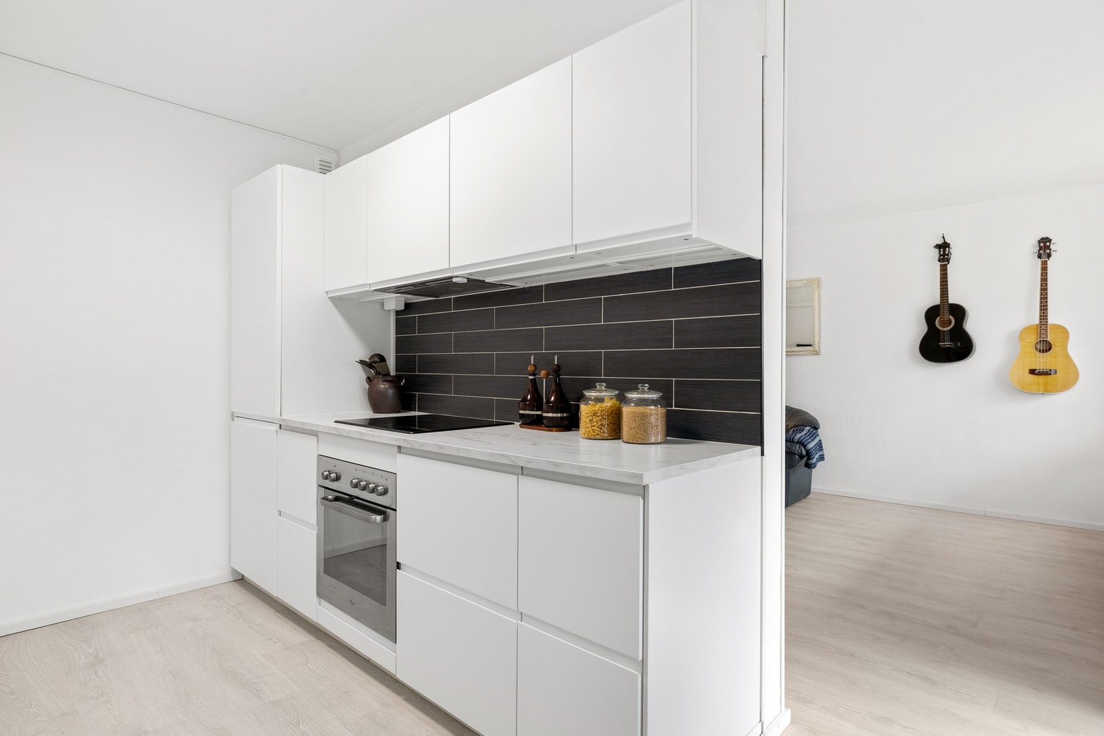 Integrerte hvitevarer består av platetopp, stekeovn, oppvaskmaskin, kjøleskap, fryseskap og mikrobølgeovn. Galleribilde