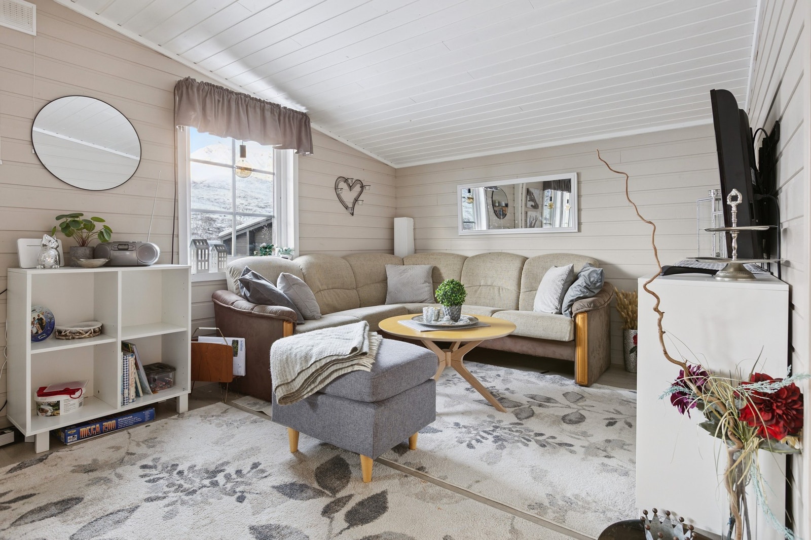 Perfekt kosekrok i stuen. Godt brukt om høsten og vinteren. Dette er et tilbygg som ikke er byggemeldt til Ibestad kommune. Galleribilde