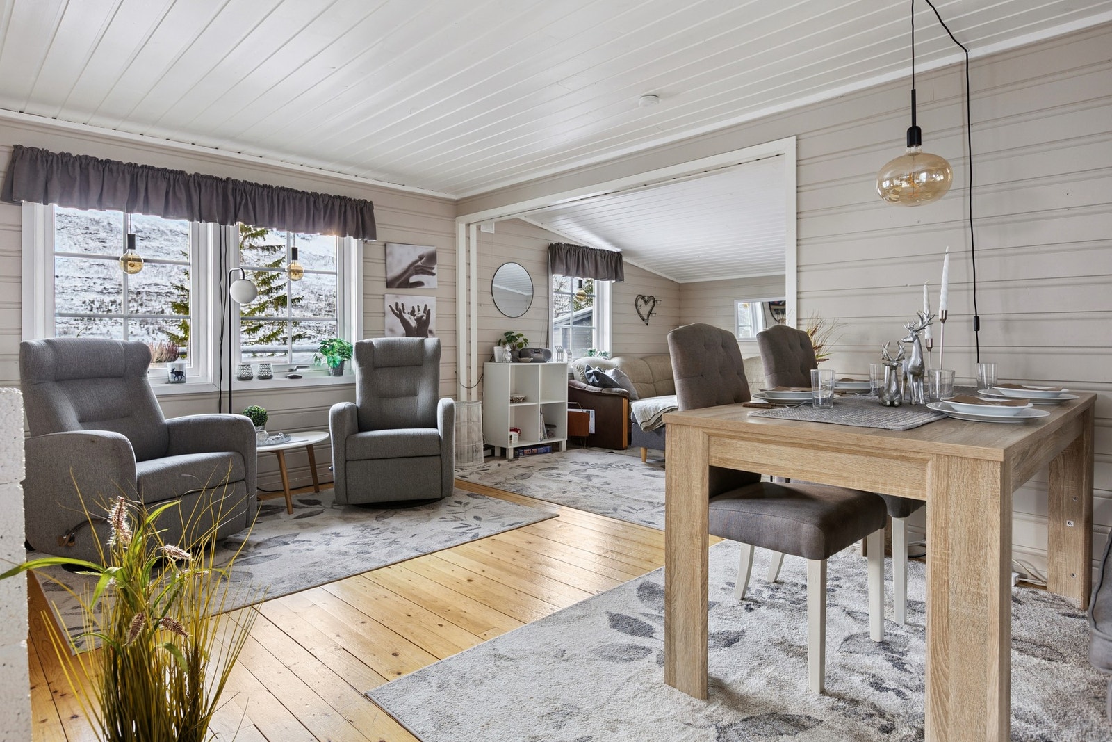 Fin plassering av koselig spisestue. Galleribilde